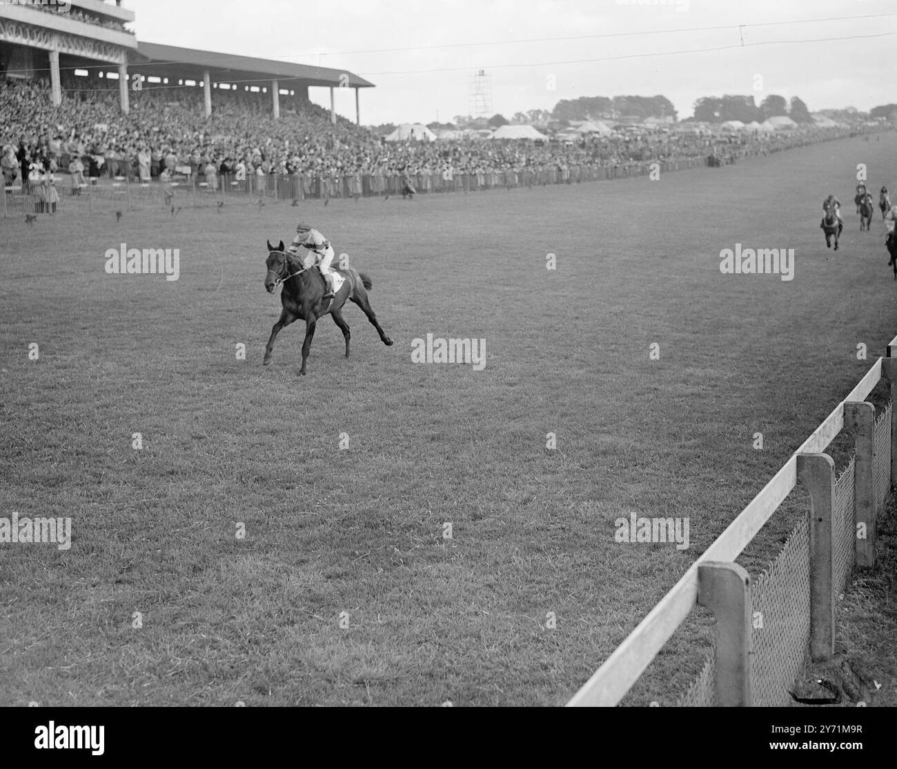 « DA SOLO » HH . LA STELLA del Maharaja DI BARODA, J. Sime , Up , ha il campo per sé mentre si reca a casa per vincere il Rosebery Memorial al primo incontro estivo di oggi a Epsom . 2 giugno 1948 Foto Stock