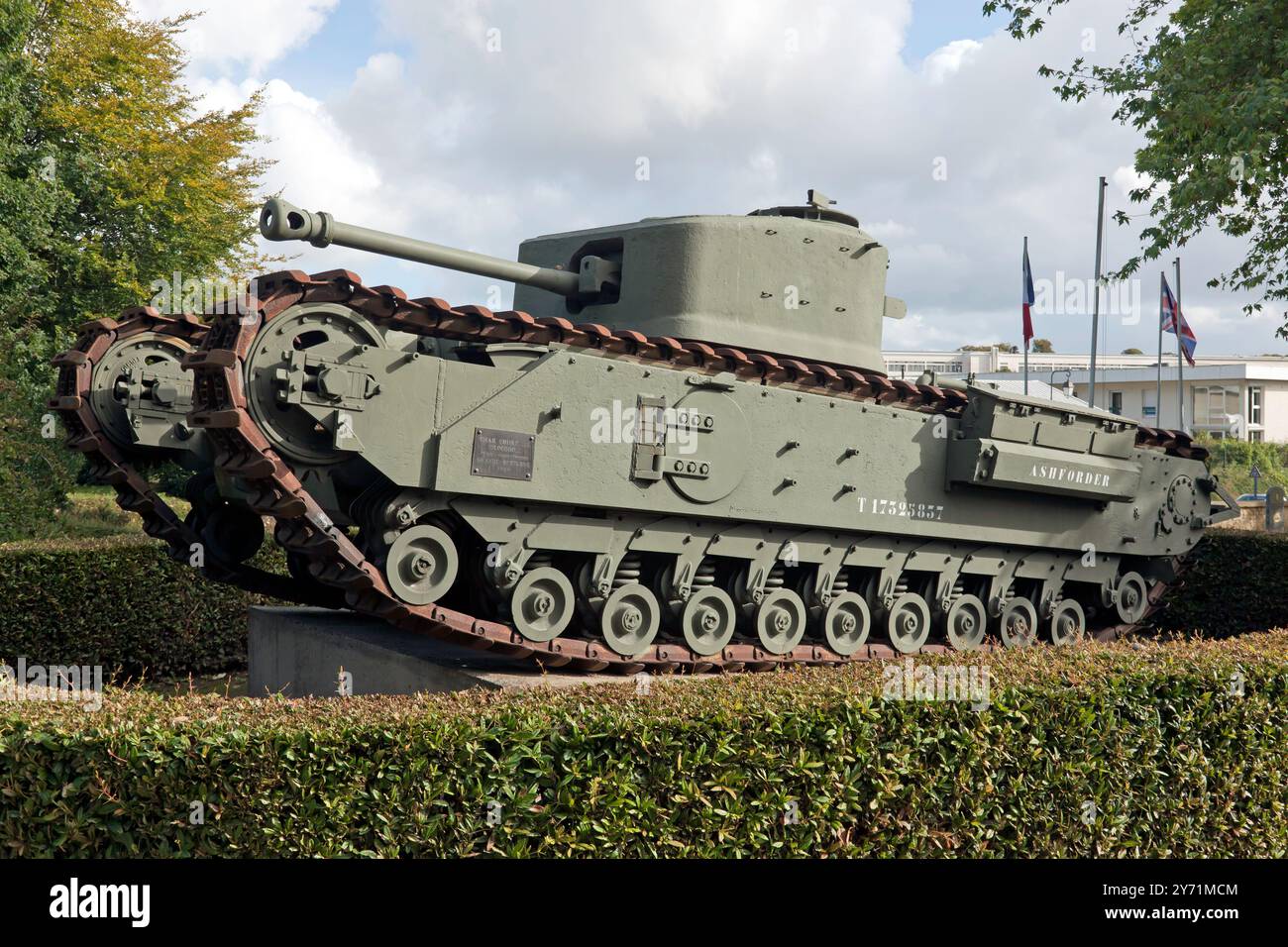 Un 1944, Churchill Crocodile Mk VII, carro armato lanciafiamme, in mostra nei giardini del Museo commemorativo della Battaglia di Normandia, Bayeux, Francia Foto Stock