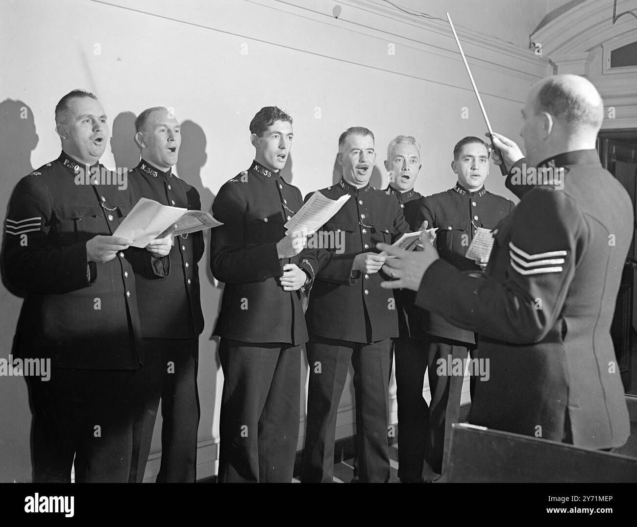 I NOSTRI POLIZIOTTI CANTANTI PROVANO IL LORO CONCERTO DELLA SOCIETÀ CORALE . Un sergente di polizia prova il concerto annuale della Metropolitan Police Choir Society . Nella foto , nella Central Hall , Westminster , Londra . 25 ottobre 1948 Foto Stock