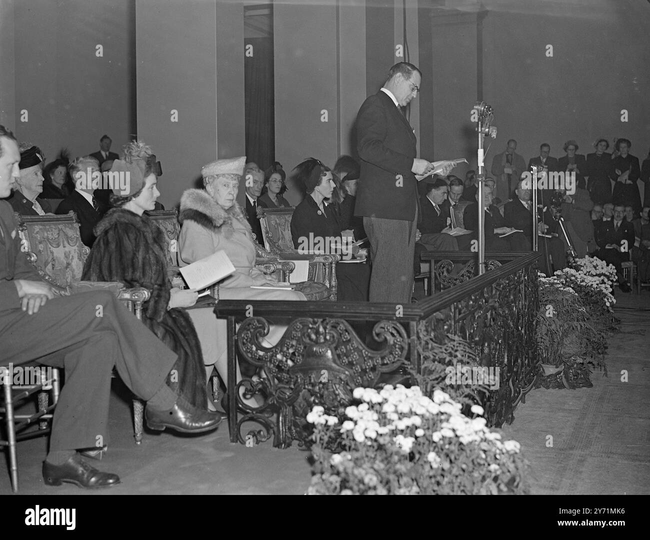 KING OF DENMARK APRE A LONDRA UNA MOSTRA DANESE DI TRE MILIONI DI STERLINE . Re Federico di Danimarca ha aperto la mostra dei tesori d'arte danesi attraverso i secoli al Victorian and Albert Museum , South Kensington , Londra . Organizzata dal governo danese , è una collezione , valutata in circa tre milioni di sterline, di belle arti e arti applicate danesi dalla preistoria fino ai giorni nostri . LE IMMAGINI MOSTRANO: Re Federico di Danimarca dichiara aperta la mostra. Seduti dietro di lui, da sinistra a destra: La Duchessa di Gloucester la Regina Maria, la Regina Ingrid di Danimarca. 27 ottobre Foto Stock