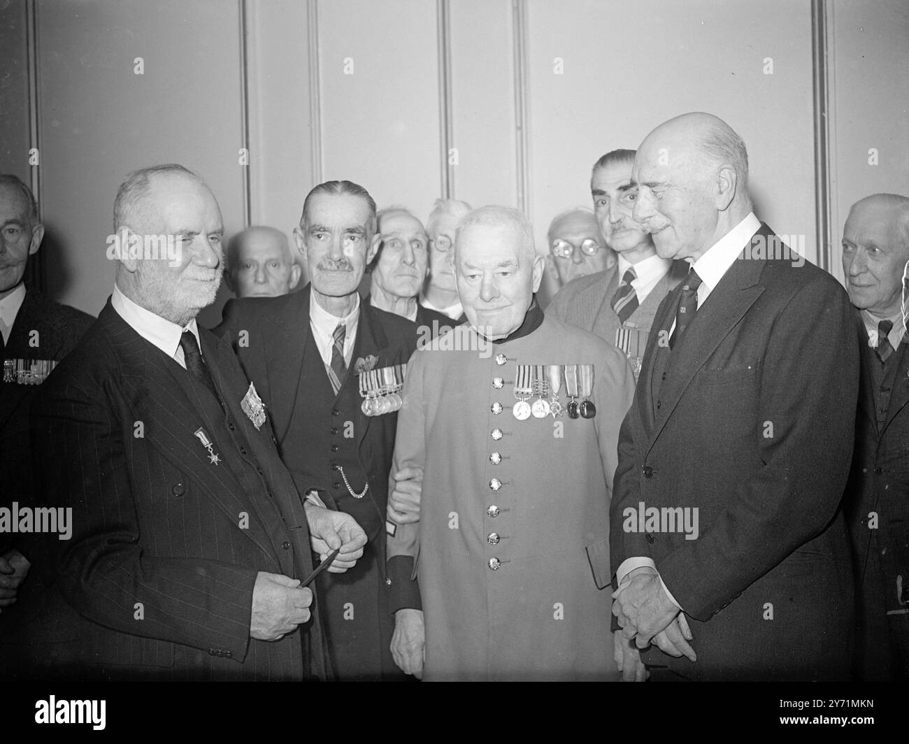 SOLDIER-SAILOR ATTIVISTA AL PRANZO DI RIUNIONE DI LONDRA il vecchio detto "i vecchi soldati non muoiono mai..... E' stato ricordato quando i soldati che hanno combattuto nelle campagne di Matabele e Mashonaland in Sud Africa negli anni '90 hanno partecipato ad un pranzo di riunione al Cafe Royal, Regent Street, Londra. Tra i presenti c'era il soldato di 84 anni 6ft, maggiore T.J. MAY, C.M.G., che a 80 anni si offrì volontario per compiti speciali , prestando servizio nell'equipaggio della barca che trasportava munizioni durante e dopo il D-Day . Vi partecipò anche il conte di Athlone che prestò servizio a Matabeleland con il VII. Ussari. L'IMMAGINE MOSTRA:- MA Foto Stock