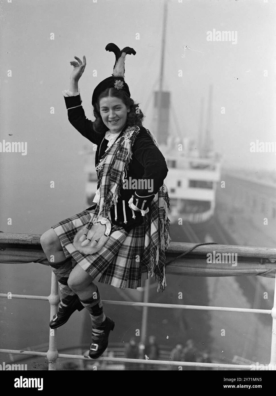 ''HIGHLAND NIGHTINGALE'' PER CANTARE IN AMERICA E IN CANADA la ventitreenne ANNE SCOT di Glasgow lasciò Southampton sulla Cunard White Star 'Mauretania' per l'America e il Canada, dove si occuperà di trasmissioni e cabaret, note come 'Highland Nightingales'. 6 novembre 1948 Foto Stock