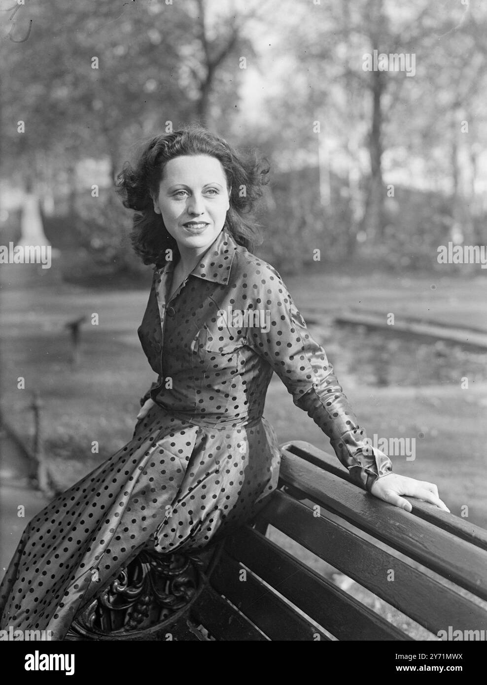 LA VOCE ITALIANA DI 1000.000 sterline A LONDRA PER CANTARE MARGHERITA CAROSIO , prima donna della famosa Scala Opera House di Milano , che detiene la posizione di '' Blue riband''' dell' opera italiana , è a Londra per cantare alla Royal Albert Hall . Marherita , la cui voce da soprano è assicurata per £ 100.000 farà un'apparizione televisiva in questo paese e farà anche un tour nelle province. IMMAGINI:- prima donna italiana , Carosio , nella foto dei Giardini dell'Embankment , godendo del sole autunnale . 6 novembre 1948 Foto Stock