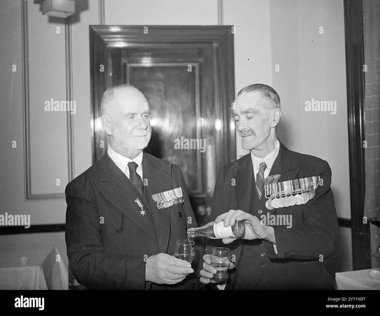 SOLDIER-SAILOR ATTIVISTA AL PRANZO DI RIUNIONE DI LONDRA il vecchio detto "i vecchi soldati non muoiono mai..... E' stato ricordato quando i soldati che hanno combattuto nelle campagne di Matabele e Mashonaland in Sud Africa negli anni '90 hanno partecipato ad un pranzo di riunione al Cafe Royal, Regent Street, Londra. Tra i presenti c'era il soldato di 84 anni 6ft, maggiore T.J. MAY, C.M.G., che a 80 anni si offrì volontario per compiti speciali , prestando servizio nell'equipaggio della barca che trasportava munizioni durante e dopo il D-Day . LE IMMAGINI MOSTRANO:- il più anziano e il più giovane - il maggiore T.J. MAY (a sinistra)- il più anziano attivista al pranzo , con THOMAS Foto Stock