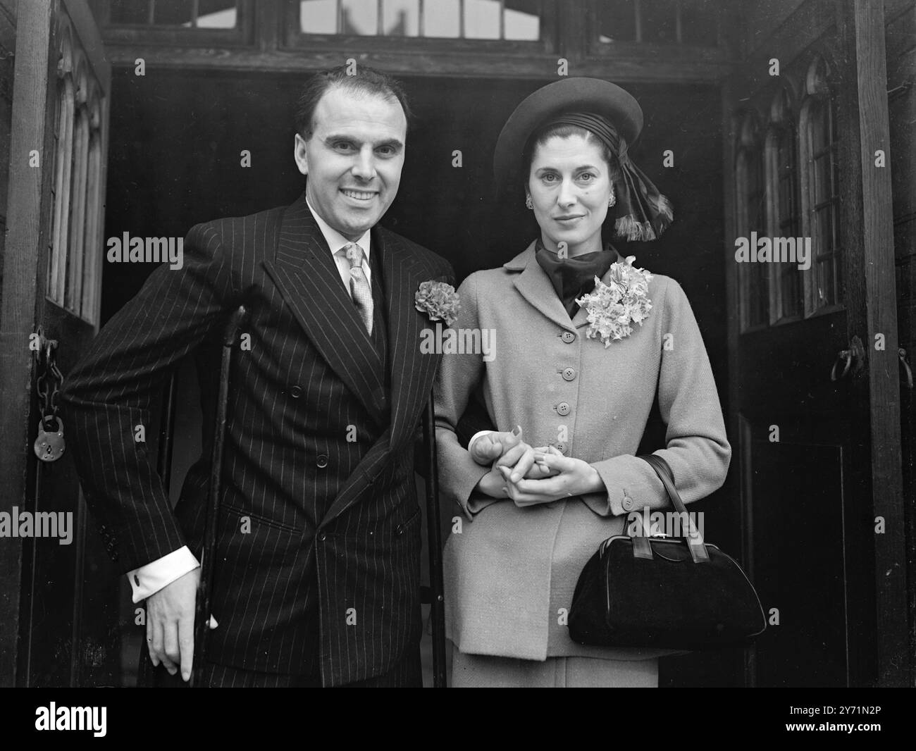 DALL'OSPEDALE AL SUO MATRIMONIO il comandante W.H. WETTON, il cui aereo si è schiantato in una casa a Croydon l'anno scorso quando la sua co-pilota la signora . Beverley è stata uccisa, ha lasciato il Croydon General Hospital per partecipare a due cerimonie nuziali con la signorina. SHEILA FRANKLIN , modello di una ditta di abbigliamento West-End . Mentre era in ospedale, il Wing-Commander subì sette operazioni per il suo infortunio. Dopo una cerimonia al Croydon Register Office , la coppia si è recata a Christ Church , Chelsea , per il loro matrimonio in chiesa . LE IMMAGINI MOSTRANO:- il suo giorno memorabile- Wing-Commander Wetton , con le stampelle , con la sua sposa dopo il loro pari Foto Stock