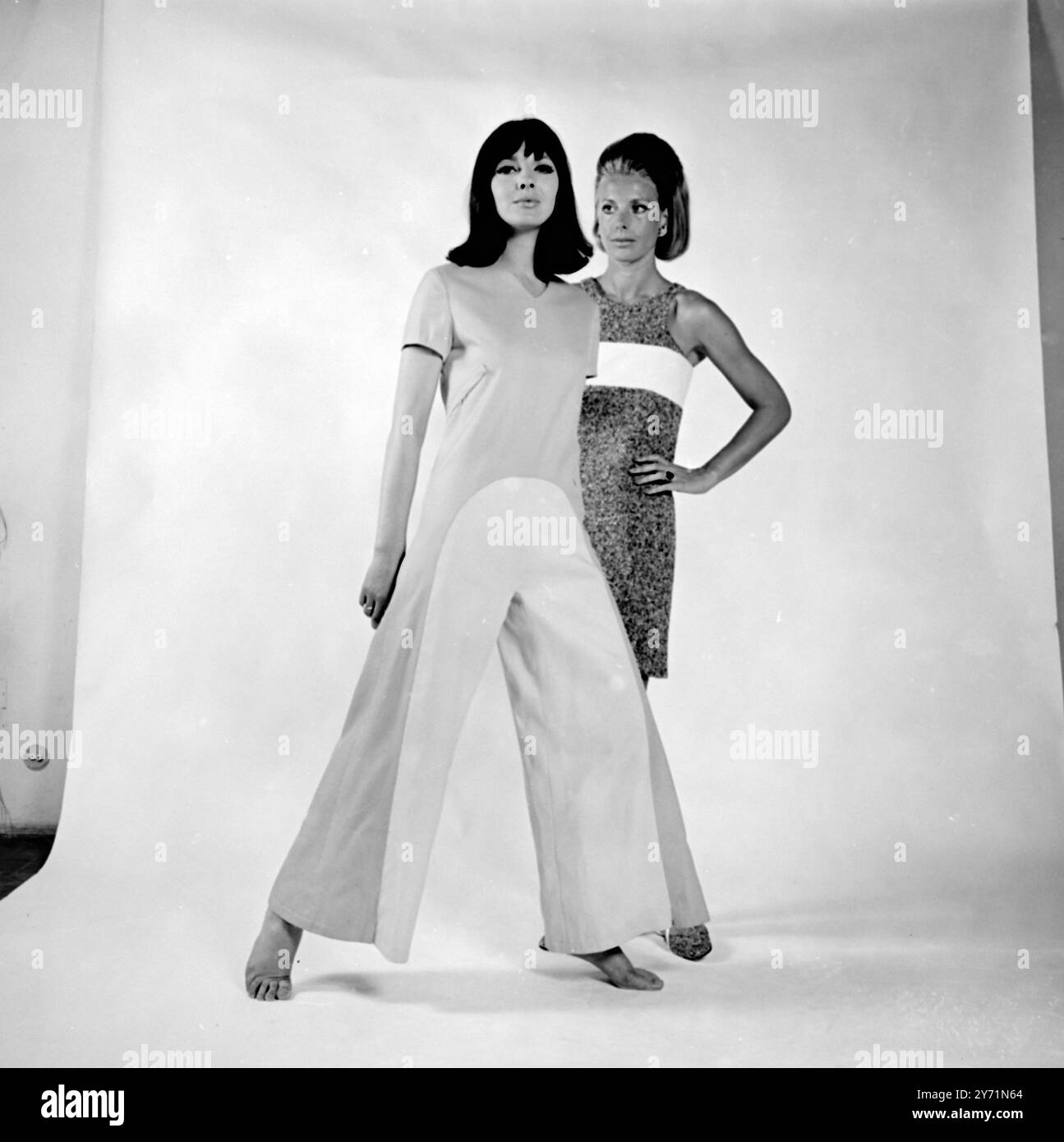 Pignatelli di Roma, creazione : Roma, Italia : nella foto della recente mostra di Autunno e Inverno 1966 Italian Fashions è questa creazione della Principessa Luciana Pignatelli di Roma. Mary modella un abito di pigiama bicolore in fianchi chiari rosa e giallo. Vicino alla modella si trova la designer Principessa Luciana Pignatelli, che indossa un giovanile in flanella bianca e tweed di sale e pepe. 19 luglio 1966 Foto Stock