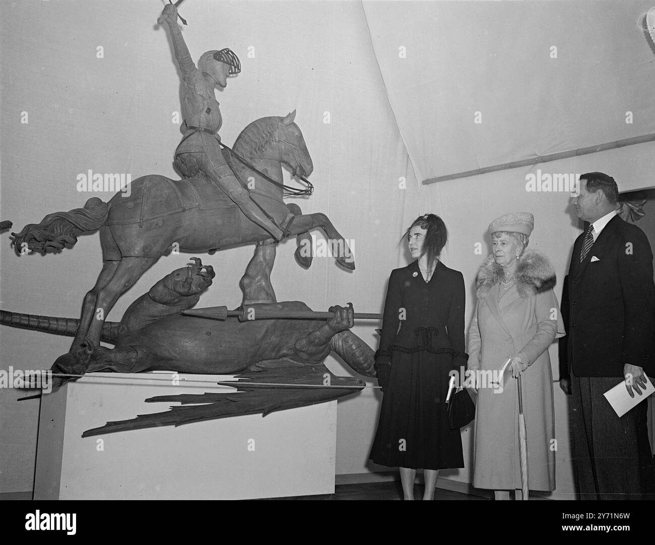 KING OF DENMARK APRE A LONDRA UNA MOSTRA DANESE DI TRE MILIONI DI STERLINE . Re Federico di Danimarca ha aperto la mostra dei tesori d'arte danesi attraverso i secoli al Victorian and Albert Museum , South Kensington , Londra . Organizzata dal governo danese , è una collezione , valutata in circa tre milioni di sterline, di belle arti e arti applicate danesi dalla preistoria fino ai giorni nostri . LE IMMAGINI MOSTRANO:-studiando una delle mostre , sono :- da sinistra a destra:- REGINA INGRID DI DANIMARCA , REGINA MARIA e RE DANESE FREDERIK . 27 ottobre 1948 Foto Stock