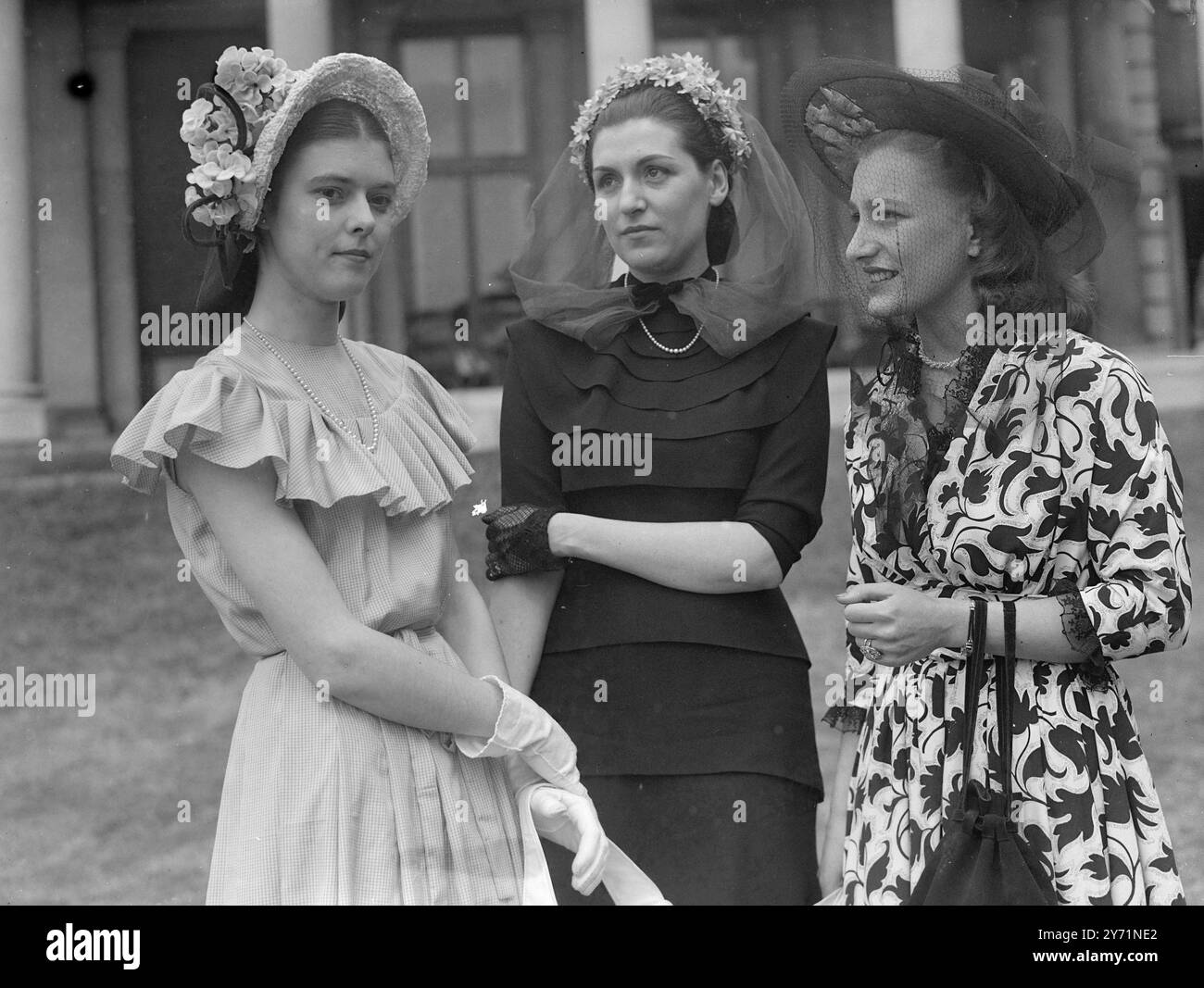 Da sinistra a destra :- Miss P . Guillebraud signorina C . Heraud signorina M . D Brisby Nessuna data . Foto Stock