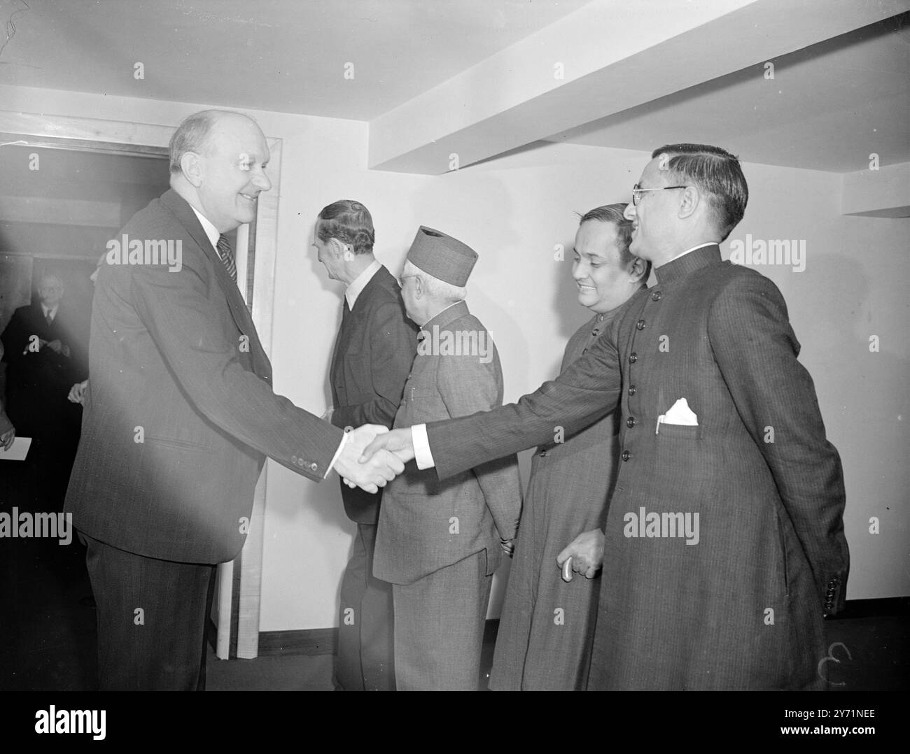 I REDATTORI INDIANI SI SONO DIVERTITI A PRANZARE . La Indian and Eastern Newspaper Society ha intrattenuto la delegazione degli editori indiani a pranzo al Savoy Hotel di Londra . Erano presenti editori e dirigenti della maggior parte dei giornali e dei settimanali londinesi , nonché una grande rappresentanza del commercio e del commercio . LE IMMAGINI MOSTRANO :-PAGINA di Sir Frederick HANDLEY , C B e ricevuto da DESHBANDHV GUPTA , direttore del TEJ ( delhi ) , al Savoy Luncheon di oggi . G . SADANAND ( giornale di stampa gratuito , Bombay) è al suo fianco . Foto Stock