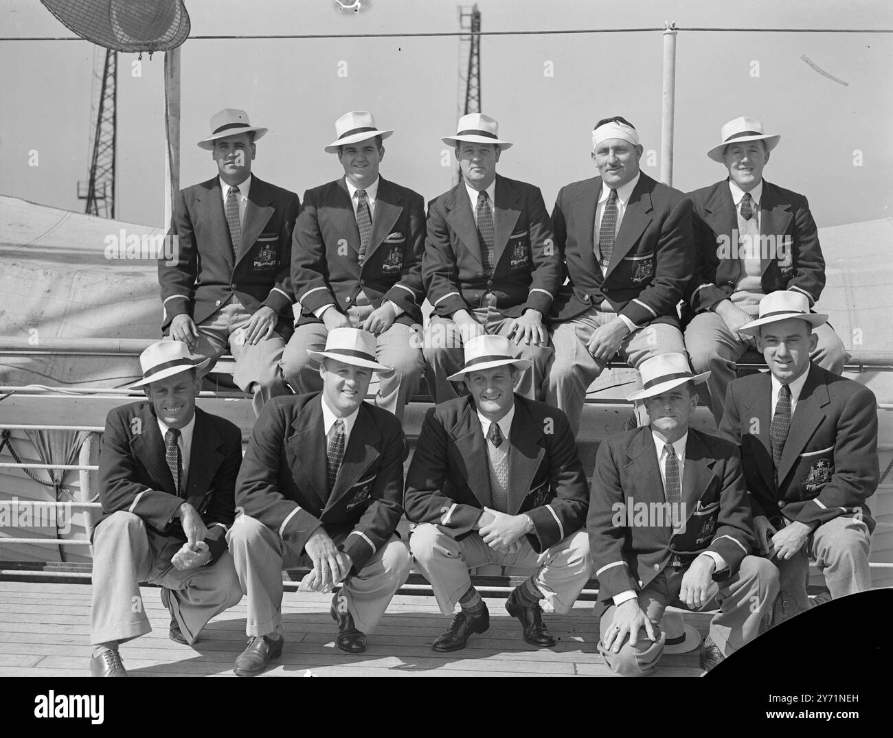 ' LA SQUADRA OLIMPICA AUSTRALIANA' parte della squadra olimpica australiana, è arrivata oggi a Tilbury a bordo dell' ORION R M S'. La festa comprendeva la squadra di pallanuoto e due diportisti che hanno portato con sé i propri yacht per competere ai Giochi . Anche i membri della squadra australiana di fucili che parteciperanno a Bisley e a due Olimpiadi sono arrivati sull' Orion. IMMAGINI :- ' Down Under ' gli sfidanti della squadra di pallacanestro australiana sono raffigurati all' arrivo a Tilbury . Left ro Right , front Row :- Mr A BURGE , Mr B DALLEY , Mr H DOERNER , Mr J KING , e. Foto Stock