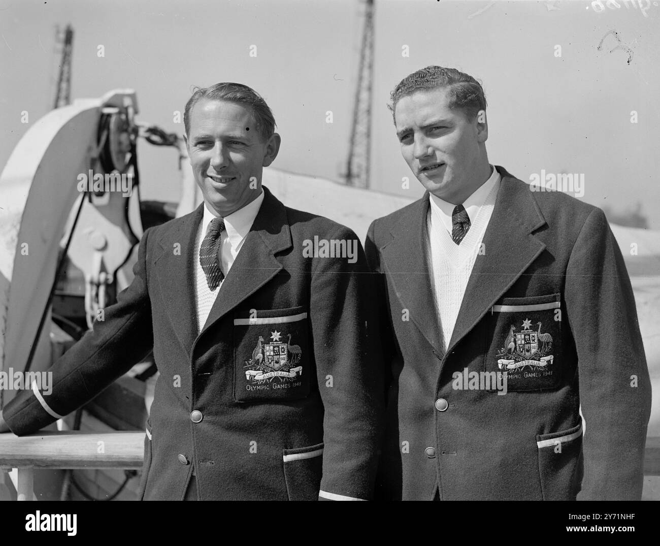 SQUADRA OLIMPICA AUSSIES. Parte della squadra olimpica australiana è arrivata oggi a Tilbury a bordo della R M S ORION. La festa comprendeva la squadra di pallanuoto e due yauchtsmen che hanno portato con sé i propri yacht per competere ai Giochi. Tredici membri della squadra australiana di fucili che parteciperanno a Bisley e a due eventi Olmpic Games , sono arrivati anch'essi sull'"ORION". LE IMMAGINI MOSTRANO ;- i due membri della squadra australiana di Yachting per i Giochi sono ( da sinistra a destra ) Mr . Sturrock ( Melbourne ) e Mr L A Fenton ( Melbourne ) . 9 giugno 1948 Foto Stock