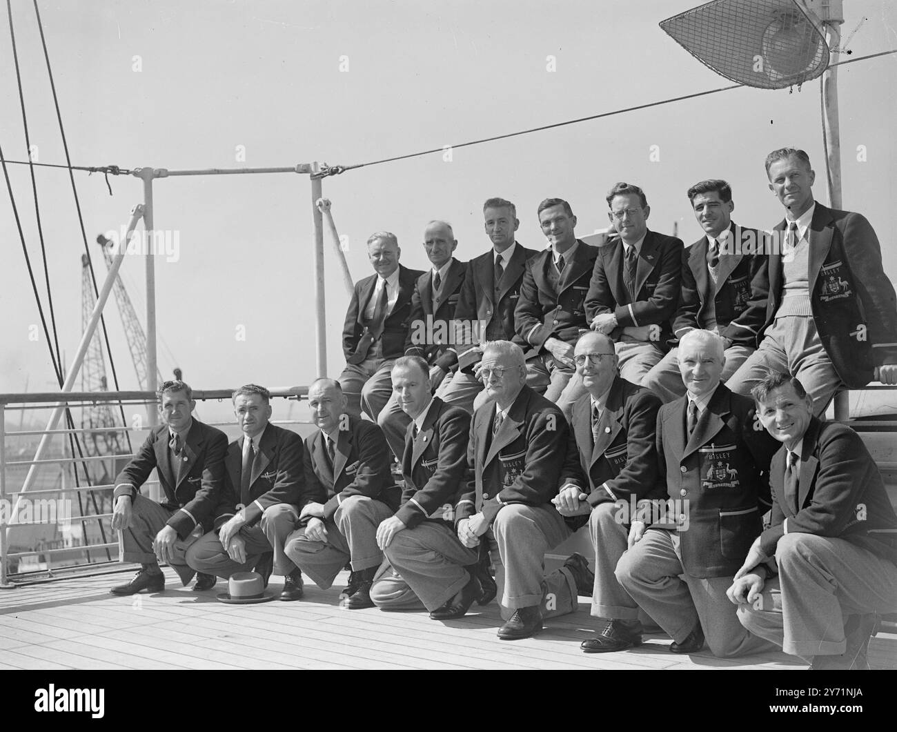 ' LA SQUADRA OLIMPICA AUSTRALIANA' parte della squadra olimpica australiana, è arrivata oggi a Tilbury a bordo dell' ORION R M S'. La festa comprendeva la squadra di pallanuoto e due diportisti che hanno portato con sé i propri yacht per competere ai Giochi . Anche i membri della squadra australiana di fucili che parteciperanno a Bisley e a due Olimpiadi sono arrivati sull' Orion. FOTO MOSTRA :- ' per sparare fuori ' la squadra di fucili australiana che è arrivata a Tilbury oggi , sono ritratti da sinistra a destra , prima fila :- Mr J HOLT , Mr W J HARRIS , Mr P A PAVEY , Mr L DOVE , Mr J CA Foto Stock