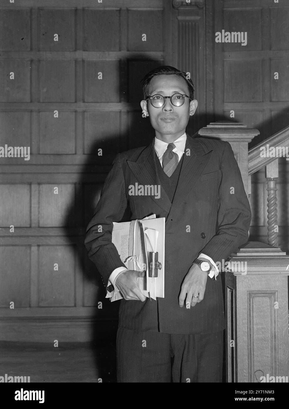 »STIAMO RICEVENDO CONSULENZA TECNICA DALLA GRAN BRETAGNA», AFFERMA IL MINISTRO DEGLI ESTERI BIRMANO. KYAW NYEIN , il ministro degli Esteri birmano , in visita privata a Londra dopo aver partecipato all'Assemblea generale delle Nazioni Unite a Parigi, ha dichiarato a una conferenza stampa presso l'ambasciata birmana di Londra , che ai sensi dell'accordo di difesa anglo-birmano un militare britannico era in Birmania e la Birmania stava ricevendo consigli tecnici , armi e munizioni dalla Gran Bretagna. Non chiederebbe assolutamente truppe dalla Gran Bretagna, in quanto siamo certi di poter occuparsi dei nostri affari interni. L'IMMAGINE MOSTRA:- FOTO DI KYAW NYEIN Foto Stock