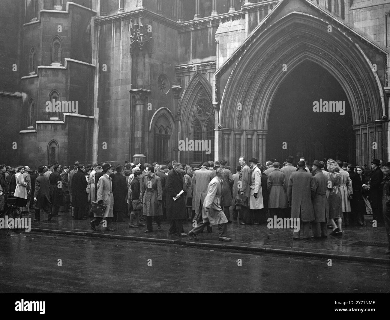 IL TRIBUNALE APRE LE SUE PORTE SU ACCUSE CONTRO FUNZIONARI PUBBLICI il Tribunale ha aperto presso i tribunali di Londra per indagare sulle accuse che coinvolgono ministri e funzionari governativi. SPETTACOLI DI IMMAGINI:- folle riunite al di fuori dei tribunali che guardano gli arrivi e le partenze per il tribunale . Novembre 1948 Foto Stock