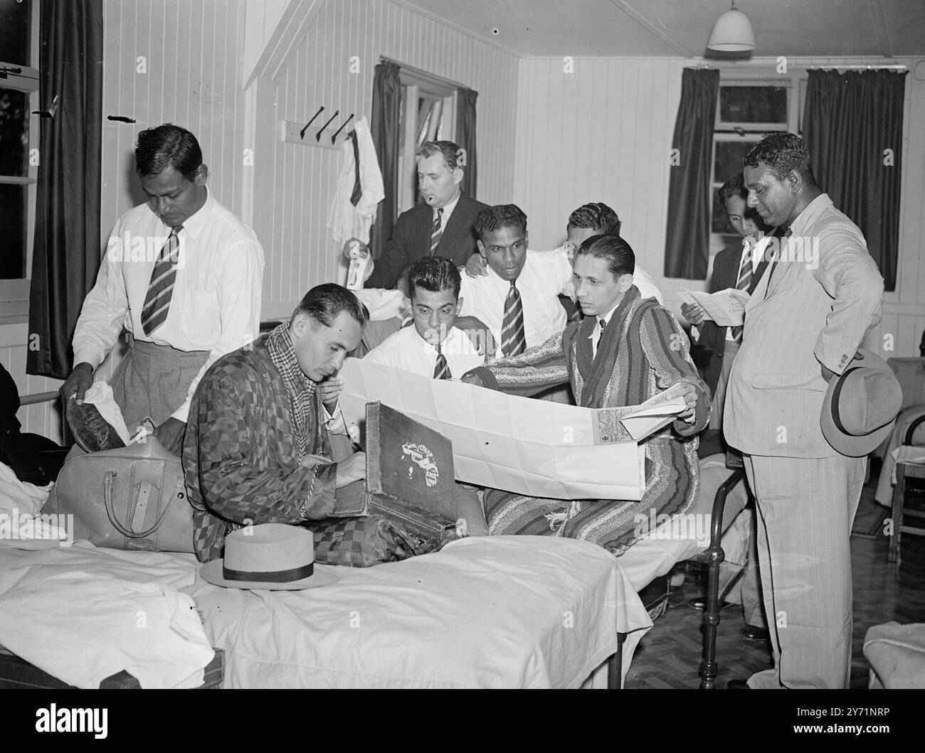 Da Ceylon alla squadra olimpica di Olympia Ceylon a Richmond impegnata a stabilirsi nel campo olimpico di Richmond Park, sono membri della squadra olimpica di Ceylong appena arrivata. Nonostante il loro viaggio su migliaia di chilometri di oceano, gli atleti stanno rapidamente tornando a casa nei loro nuovi quartieri. L'immagine mostra: "Nelle loro borse?" Da sinistra a destra mentre si disimballano al Richmond Park, oggi (lunedì), ci sono A.I. Obeyesekere, (L.wght.boxer); Duncan White, capitano, (100 metri); Albert Perera, (altezza Bantam); Edward Gray, (L.L.); G. D Pieris, (salta, salta e salta); Mr. G Brant Little, (Coach); e Mr. Hect Foto Stock