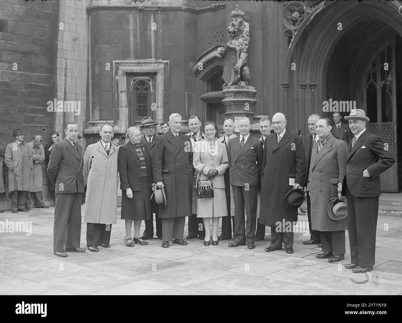 LA DELEGAZIONE PARLAMENTARE OLANDESE VISITA LA CAMERA DEI COMUNI: I membri della delegazione parlamentare olandese in visita in questo Paese, oggi hanno fatto visita alla camera dei comuni e alla camera dei Lord. LA FOTO MOSTRA:- membri della delegazione parlamentare olandese all'ingresso di Santo Stefano, la camera dei comuni di oggi. 4 maggio 1948 Foto Stock