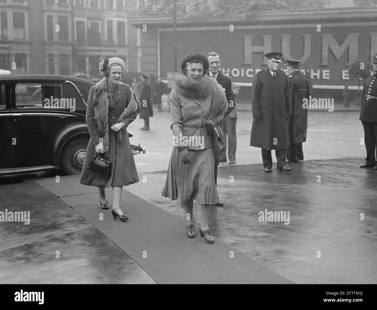 LE LORO MAESTIE ALLA B.I.F. le loro Maestie il Re e la Regina con la Principessa Margaret, questa mattina hanno visitato la Corte di Earl's, sezione londinese della British Industries Fair. Era presente anche H.R.H. la Duchessa di Kent. LE IMMAGINI MOSTRANO: H.R.H. LA DUCHESSA DI KENT che arriva alla corte di Earl's stamattina. 4 maggio 1948 Foto Stock