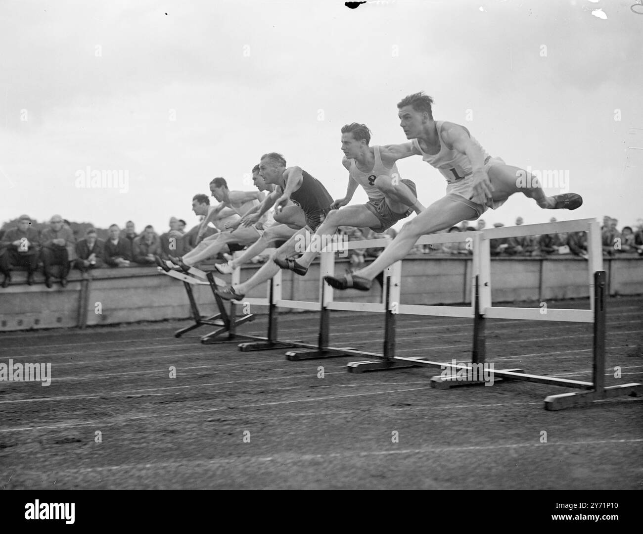 ' Anteprima delle Olimpiadi' - al Kinnaird Trophy Athletics. Un'anteprima della prodezza di possibili e probabili campioni olimpici è stata data oggi a Chiswick , in occasione dell'annuale Kinnaird Trophy Meeting del Politecnico Harriers. La foto mostra : ' Over Together ' - prendendo l'hurdlein la finale dei 120 yard ostacoli a Chiswick sono - dalla telecamera - R.. C Barkway, ( Achille ) ; A.P.B Chadburn , ( lettura ) ; D. o 'Donald' Finlay - chi ha vinto - ; W. Christian ( Politecnico ); R.A. Powell, ( Achilles ) ; e J. J Summers ( Herne Hill ) . Finlay ha avuto 15,4 secondi. Giugno 1948 Foto Stock