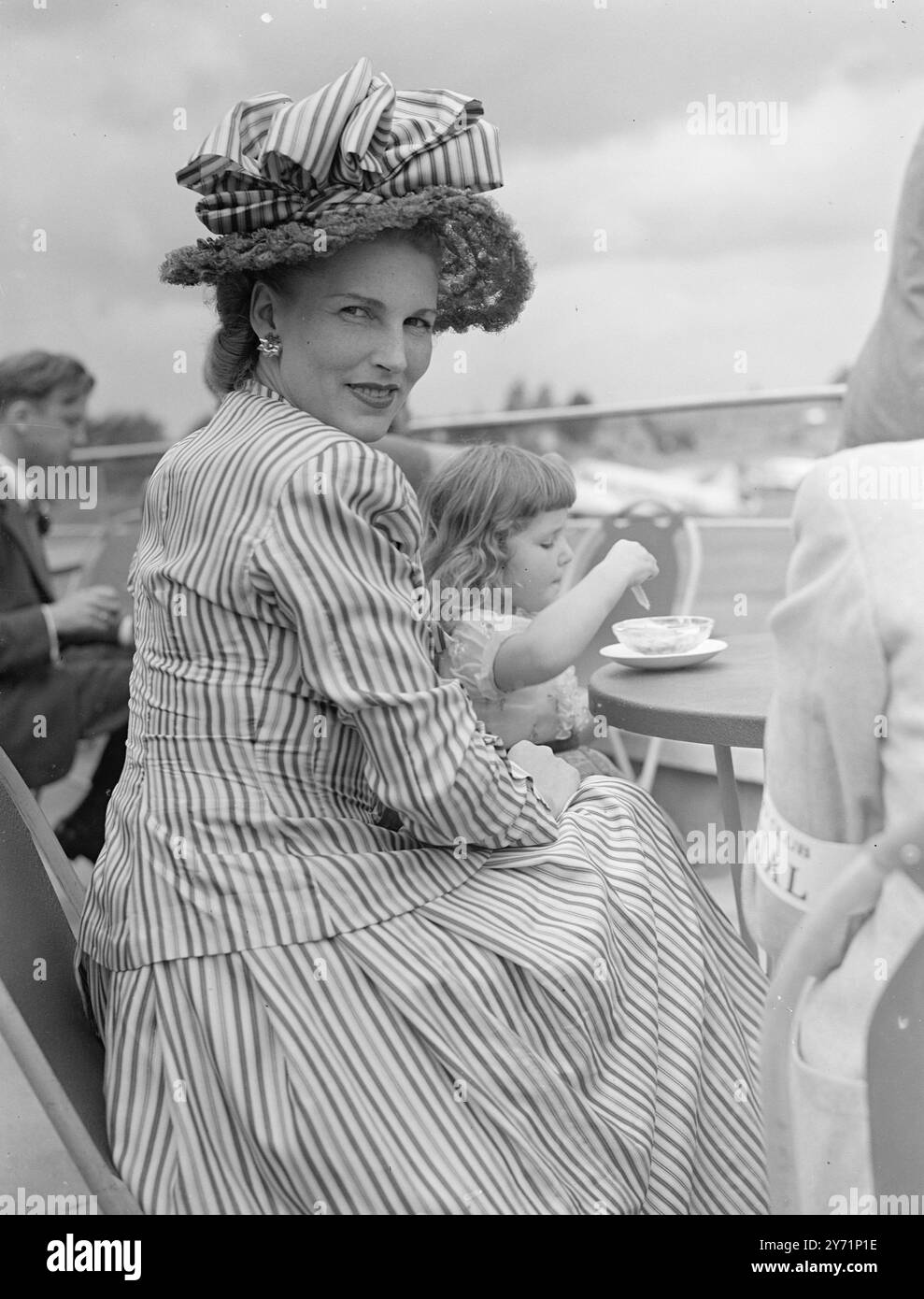 Ospiti d'oltremare a Gatwick circa 150 visitatori - la maggior parte dei quali con aerei privati - provenienti da tutta Europa oggi, sono stati ospiti del Royal Aero Club presso l'aeroporto di Gatwick oggi all'apertura del rally aereo internazionale del Club. Al raduno, che durerà fino al 21 giugno, ha partecipato Lord Pakenham , il nuovo ministro dell'aviazione civile. Nelle immagini si vede: Rally Ribbons - la signora Kenneth Davis , moglie del Vice Presidente del Royal Aero Club , sceglie una striscia di caramelle per il suo gruppo. Il gigantesco fiocco coordinato, si lega su un cappello di paglia intrecciato leggero, oggi all'Aeroporto di Gatwick Foto Stock