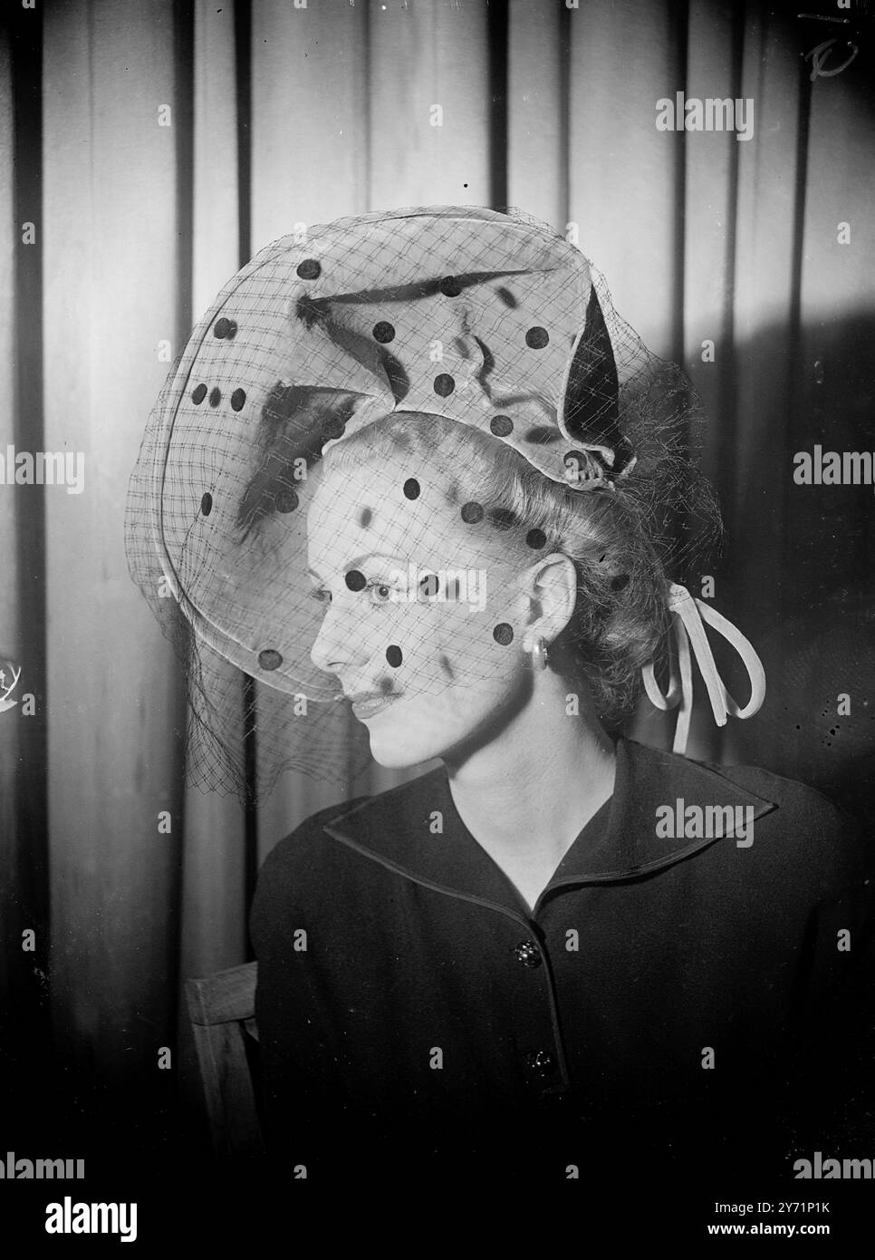 Sofisticato autunno in mostra a un'anteprima dei modelli autunnali dei designer di macchinari, questo delizioso cappello tricorn in feltro di pelliccia di cactus, con velatura. Le linee nette sono infrante da morbide piume macchiate, e qualsiasi signorina che lo indossa, è garantita per apparire sofisticata. 14 luglio 1948 Foto Stock