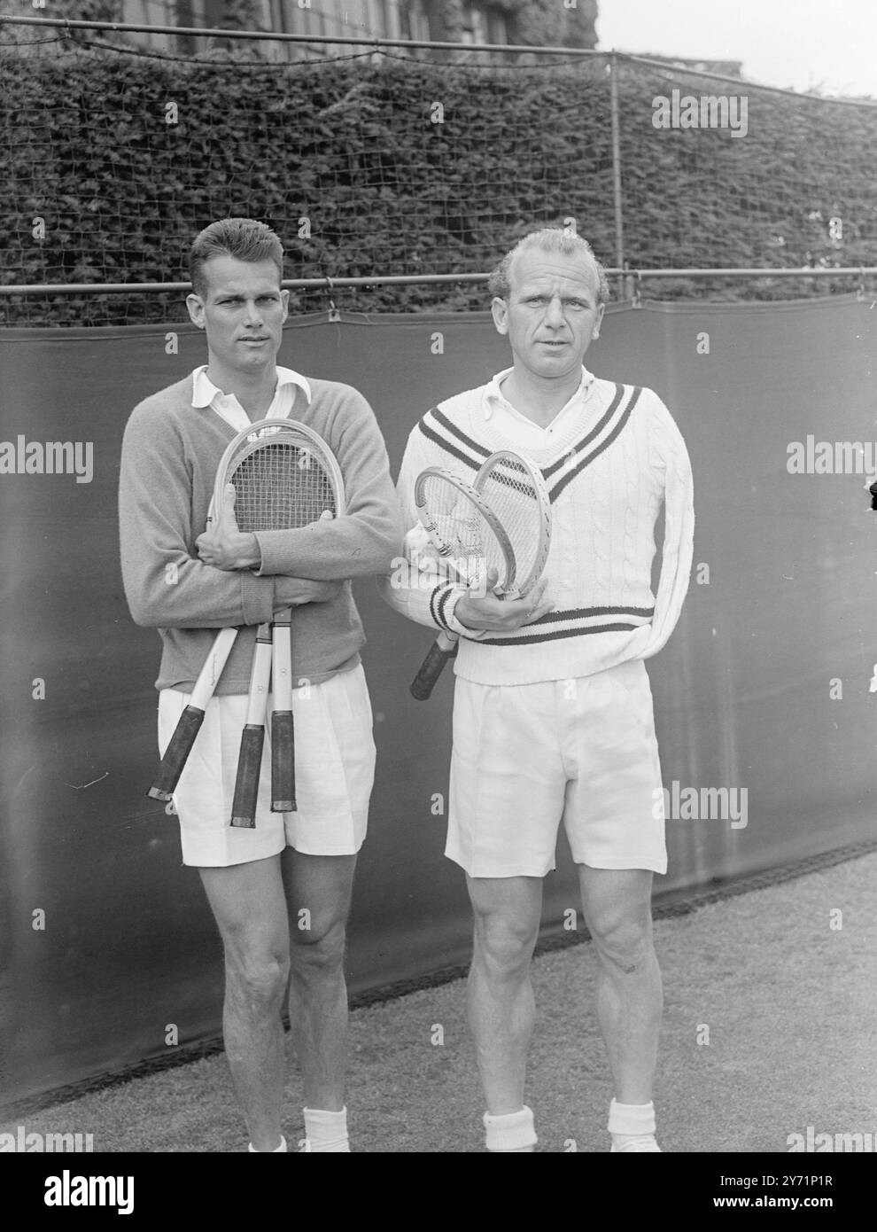 "America e Austria" - incontro a Wimbledon. Il giardiniere americano Mulloy sorride in questa foto con il suo avversario, l'austriaco H. Redl, con un solo braccio, ai campi da tennis di Wimbledon . I Mulloy sconfissero Redl 6-1 ; 6-4 ; 6-4 , nel loro secondo turno singolo. 23 giugno 1948 Foto Stock