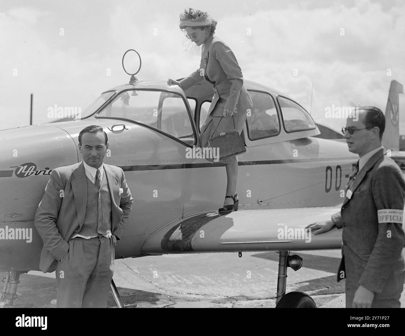 Ospiti d'oltremare a Gatwick circa 150 visitatori - la maggior parte dei quali con aerei privati - provenienti da tutta Europa oggi, sono stati ospiti del Royal Aero Club presso l'aeroporto di Gatwick oggi all'apertura del rally aereo internazionale del Club. Al raduno, che durerà fino al 21 giugno, ha partecipato Lord Pakenham , il nuovo ministro dell'aviazione civile. Immagini: "Plane fashion" - la signora belga Gillon scende dal suo aereo, con una tuta e un cappello primaverile, mentre arriva oggi al rally di Gatwick. 19 giugno 1948 Foto Stock