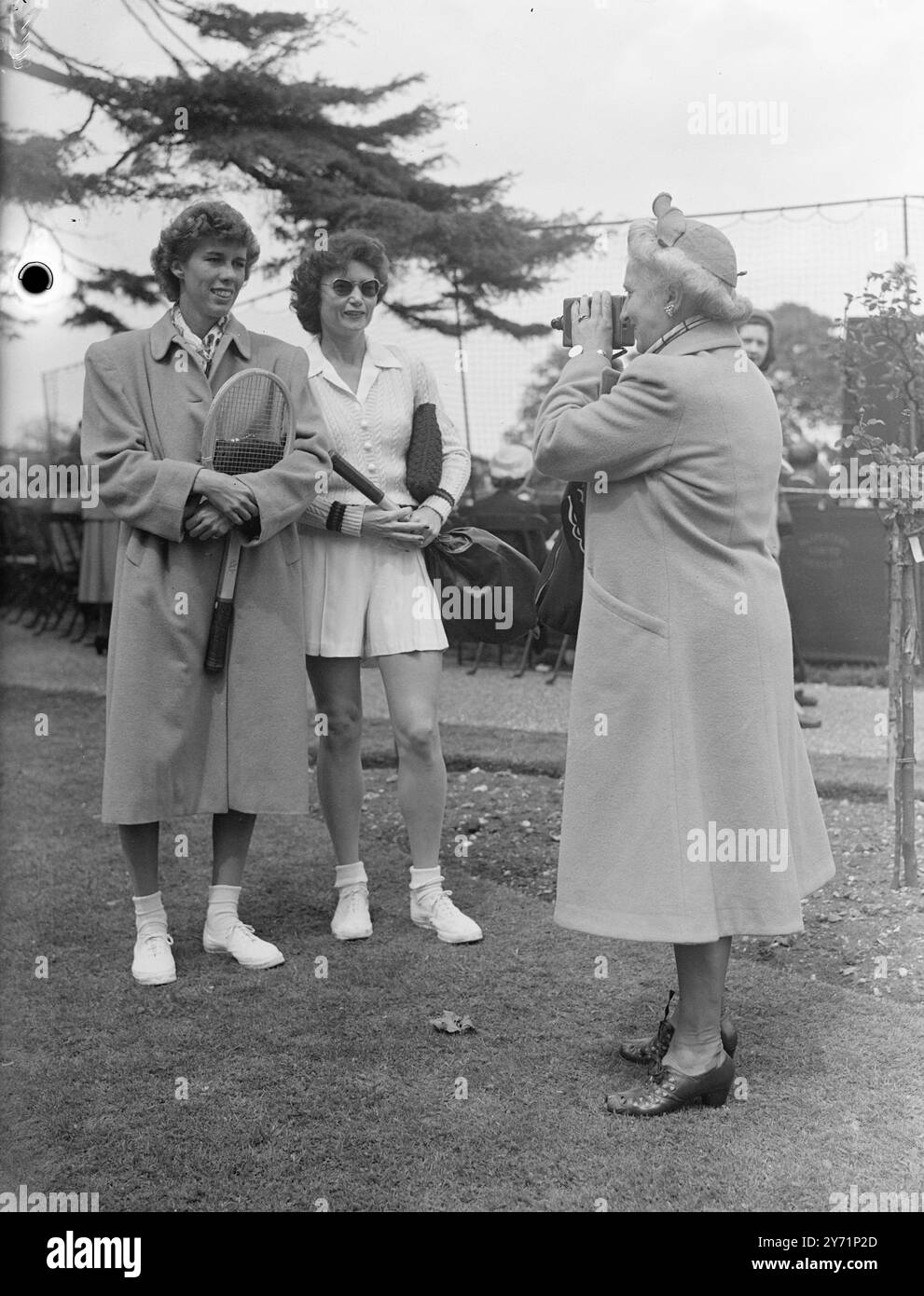 Ricevimento tennis. Un ricevimento tennistico si è tenuto all'Hurlingham Club di Londra, oggi al quale erano presenti molte star internazionali del tennis. A partire dal 21 giugno, ventinove nazioni parteciperanno ai campionati di tennis di Wimbledon Lawn. Le immagini mostrano: »Scattare un colpo» - la signorina Doris Hart (a sinistra) , e la signora Prentice , in posa per la signora Wightman al ricevimento di tennis di questo pomeriggio. 20 giugno 1948 Foto Stock Ricevimento tennis. Un ricevimento tennistico si è tenuto all'Hurlingham Club di Londra, oggi al quale erano presenti molte star internazionali del tennis. A partire dal 21 giugno, ventinove nazioni parteciperanno ai campionati di tennis di Wimbledon Lawn. Le immagini mostrano: »Scattare un colpo» - la signorina Doris Hart (a sinistra) , e la signora Prentice , in posa per la signora Wightman al ricevimento di tennis di questo pomeriggio. 20 giugno 1948 Foto Stock