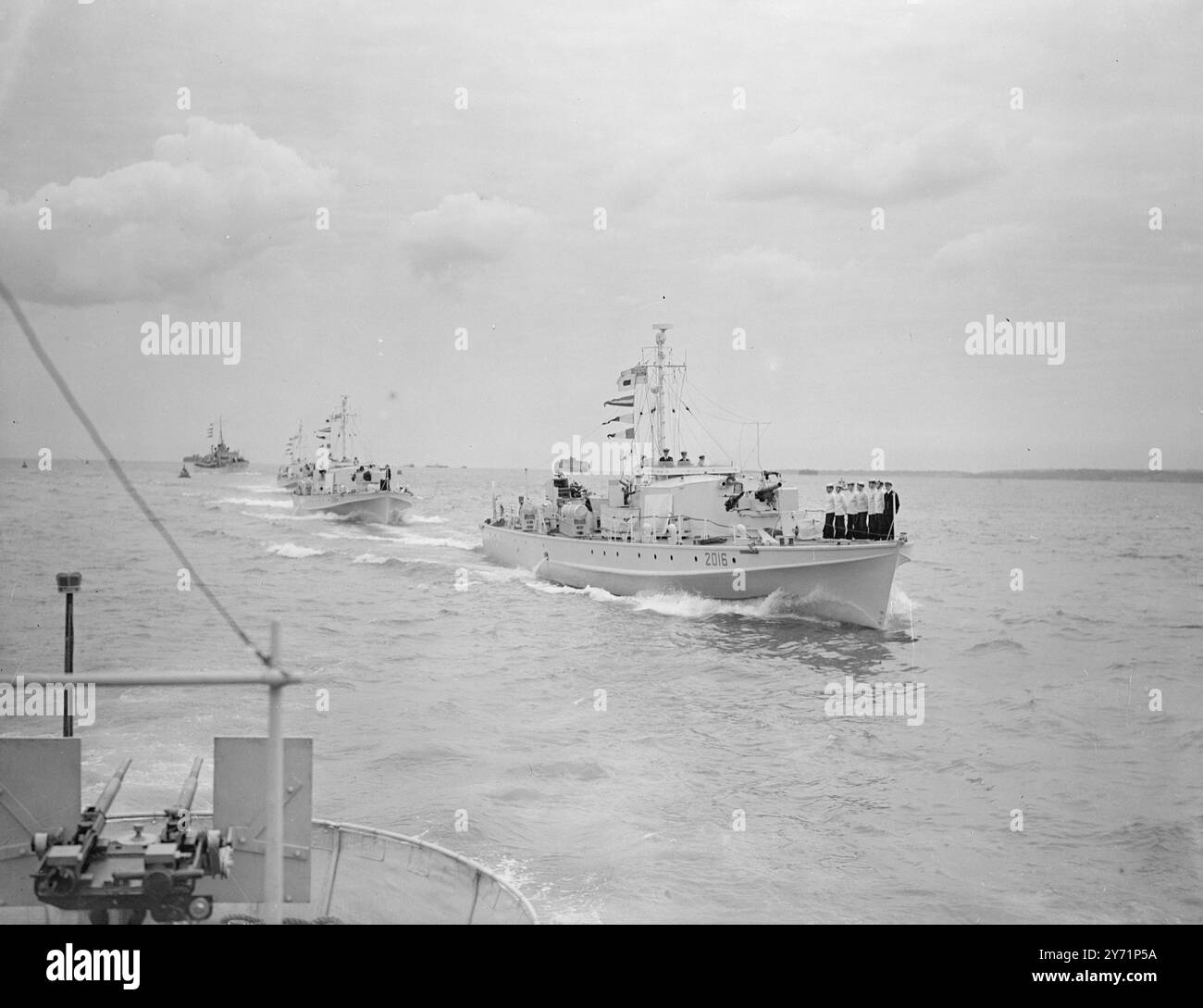 "Little Ship" - Big Cruise il più grande programma di crociere nella storia delle forze costiere della Royal Navy inizia questa sera quando una divisione della seconda flottiglia di Motor Torpedo Boats , si sposta in linea davanti alla sua base portuale, la HMS Hornet . Le piccole navi si sposteranno più lontano dalle loro basi di quanto non lo siano state dopo la fine delle ostilità , visiteranno i porti di Flushing , Amsterdam , Wilhelmshaven, Kiel e Stoccolma . Le barche viaggeranno in acque familiari, ma invece di sdraiarsi nell'oscurità in attesa di un'uccisione, faranno scalo ai porti per visite di cortesia. Immagini Foto Stock