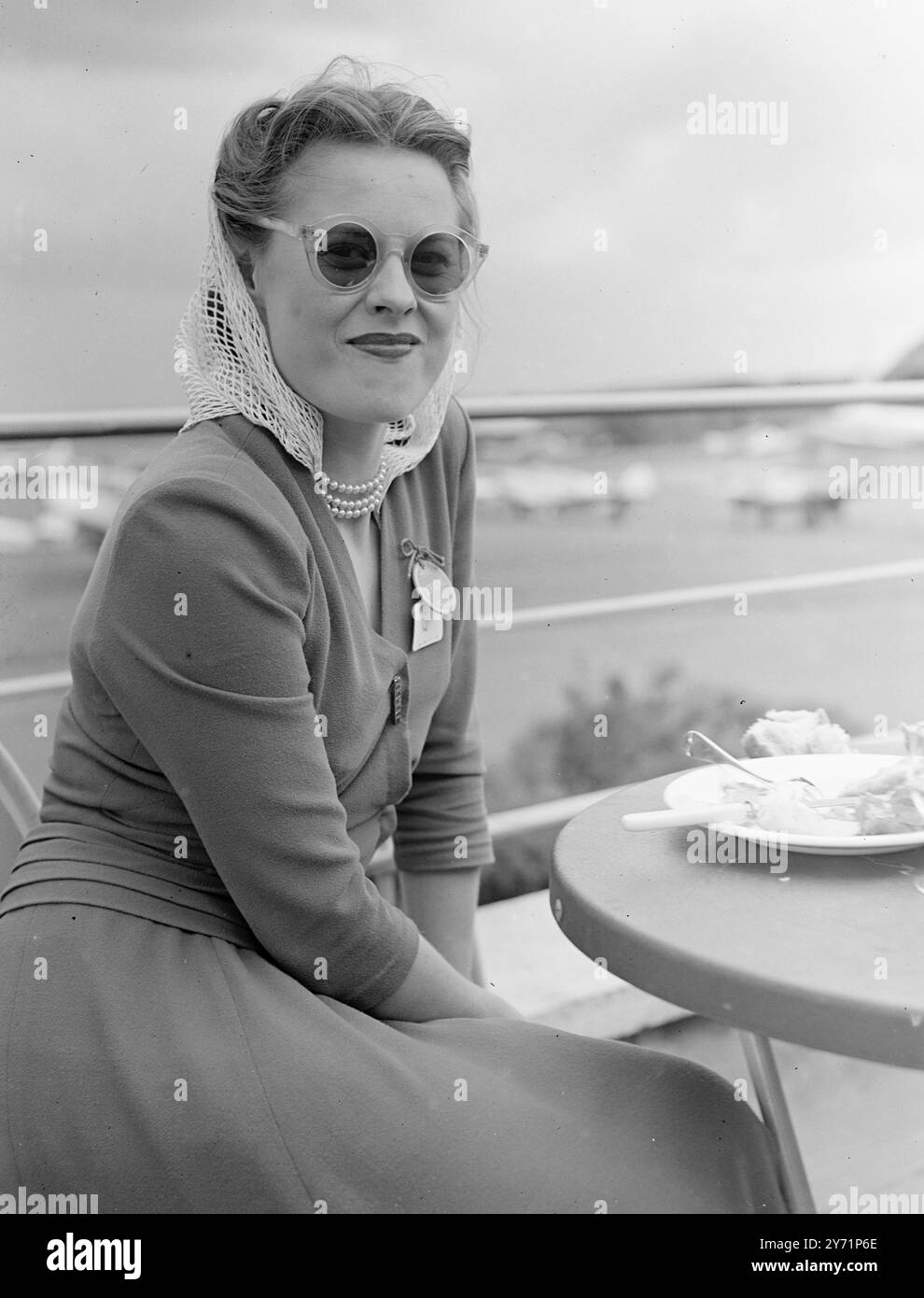 Ospiti d'oltremare a Gatwick circa 150 visitatori - la maggior parte dei quali con aerei privati - provenienti da tutta Europa oggi, sono stati ospiti del Royal Aero Club presso l'aeroporto di Gatwick oggi all'apertura del rally aereo internazionale del Club. Al raduno, che durerà fino al 21 giugno, ha partecipato Lord Pakenham , il nuovo ministro dell'aviazione civile. Spettacoli fotografici : con gli occhiali da sole per proteggerla dal sole di giugno , la signora Martens si diverte a pranzare sul balcone del club all'aeroporto di Gatwick. 19 giugno 1948 Foto Stock