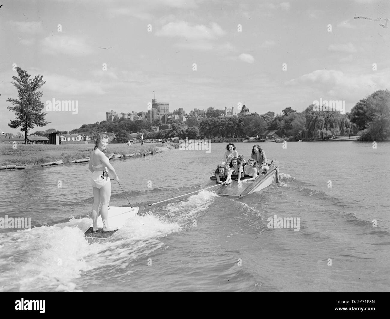 "A Right Royal Time". Le ragazze del famoso Windmill Theatre di Londra non-stop si godranno una pausa dallo spettacolo facendo aquaplaning sul fiume Tamigi a Windsor. Ecco la squadra di un giorno libero che traina la diciassettenne showgirl Margaret Cooper, di Bournemouth, con il Castello di Windsor che forma un impressionante "zaino". Giugno 25 1948 Foto Stock