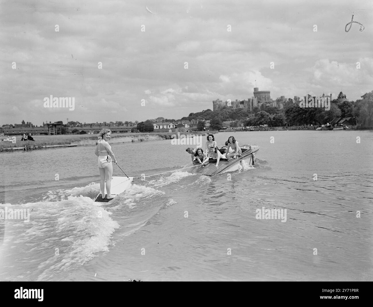 "A Right Royal Time". Le ragazze del famoso Windmill Theatre di Londra non-stop si godranno una pausa dallo spettacolo facendo aquaplaning sul fiume Tamigi a Windsor. Ecco la squadra di un giorno libero che traina la diciassettenne showgirl Margaret Cooper, di Bournemouth, con il Castello di Windsor che forma un impressionante "zaino". Giugno 25 1948 Foto Stock
