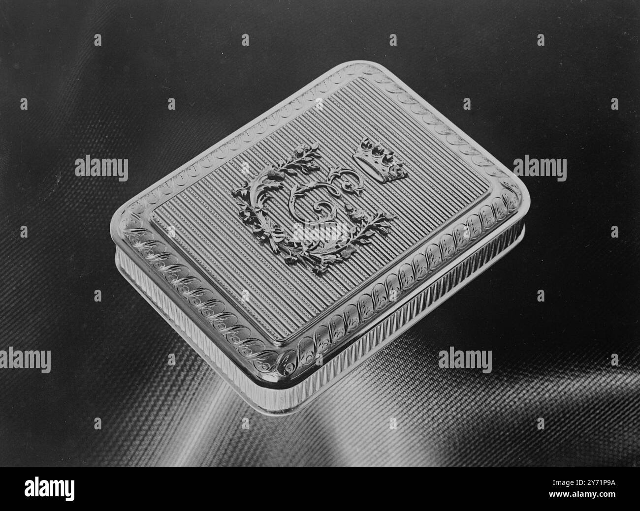 Confezione d'oro per Princess Elizabeth Royal Society of Arts presente. La Royal Society of Arts sta presentando la principessa Elizabeth, la sua presidente, con un regalo di nozze di una scatola d'oro che può essere utilizzata per sigarette o bigiotteria. Si tratta di un superbo pezzo di artigianato britannico e ci sono voluti sei mesi per fabbricarlo. Pesando 7 once e mezzo, la scatola stessa, tra cui il cifrario e la corona, è di oro giallo e la ghirlanda circostante è in oro verde e rosso. Il signor Robert Goodden, R.D.I. ha progettato il regalo. Le immagini mostrano: "Regalo reale" - Una vista della scatola d'oro che sarà presente a H.R.H Princess El Foto Stock