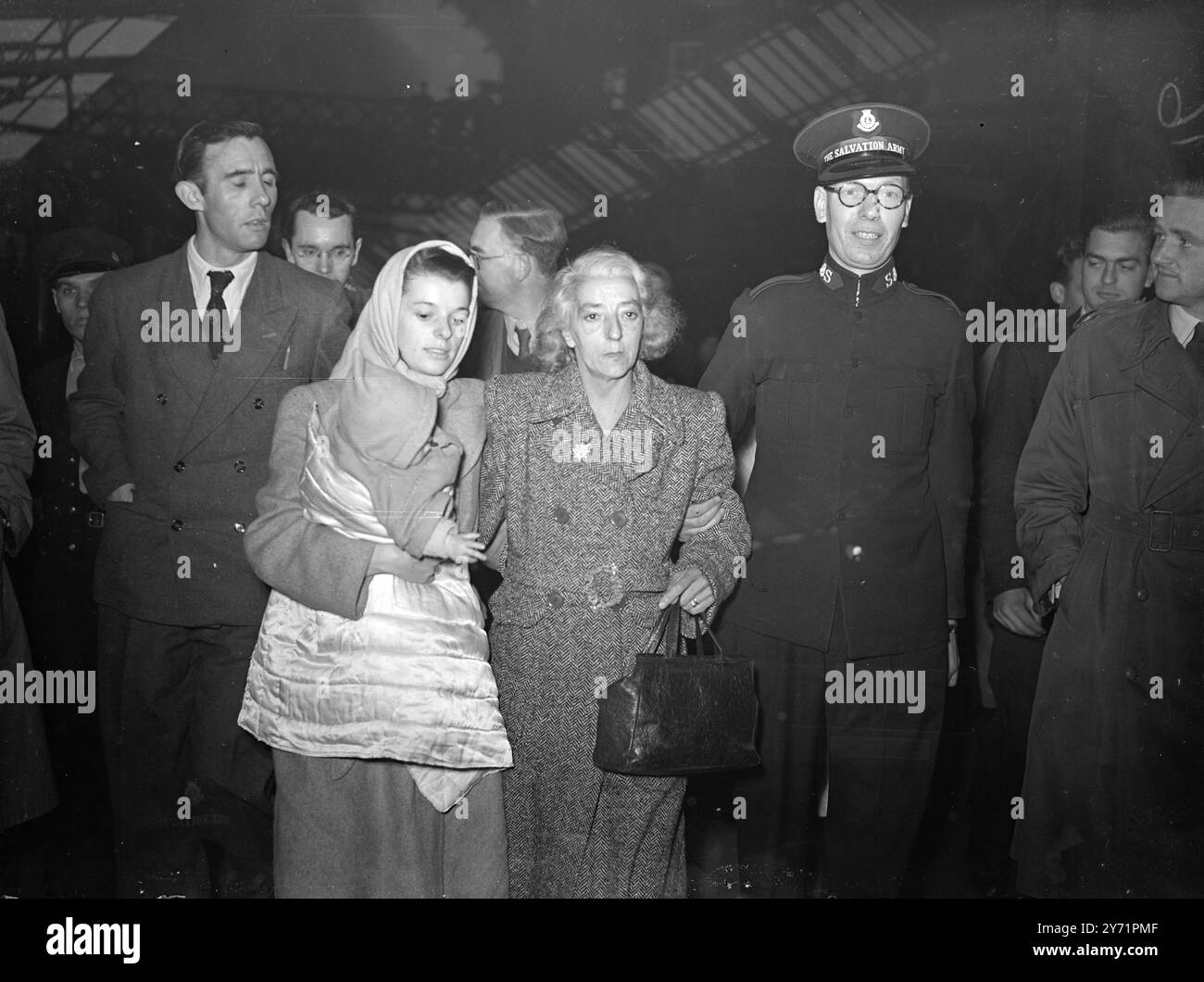 Una ragazza fuggita dai russi arriva a casa. Joyce Kliesch, la ragazza londinese che ha trascorso quattro mesi miserabili nella zona russa della Germania come moglie di un ex prigioniero di guerra tedesco, è arrivata alla stazione di Liverpool Street da Berlino, con il marito e i due figli. Signora Kliesch, durante il suo soggiorno nella zona russa è stata picchiata dalla polizia russa, ma alla fine è riuscita a fuggire. Il signor Kliesch, suo marito, spera di trovare lavoro come falegname a Londra. Immagini : la signora Joyce Kliesch con il suo bambino più piccolo, e sua madre che l'ha incontrata alla stazione di Liverpool Street. 6 ottobre 1 Foto Stock