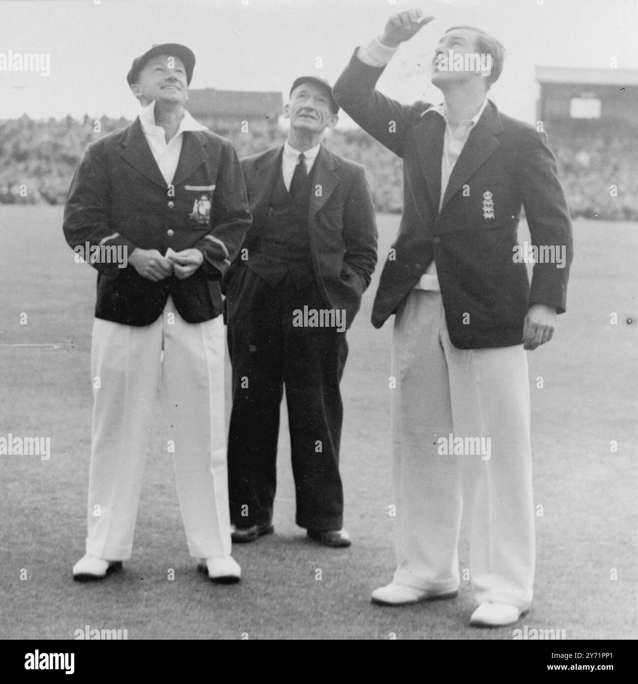 Terza prova - all'Old Trafford, oggi, il terzo test match vitale, tra Finlandia e Australia, è stato aperto su un wicket 'verde', all'Old Trafford di Manchester. La foto mostra: ' The Toss' - lo skipper inglese NW Yardley , gira la moneta , mentre Don Bradman , capitano australiano , guarda con un sorriso all' inizio della partita di oggi all' Old Trafford . 8 luglio 1948 Foto Stock