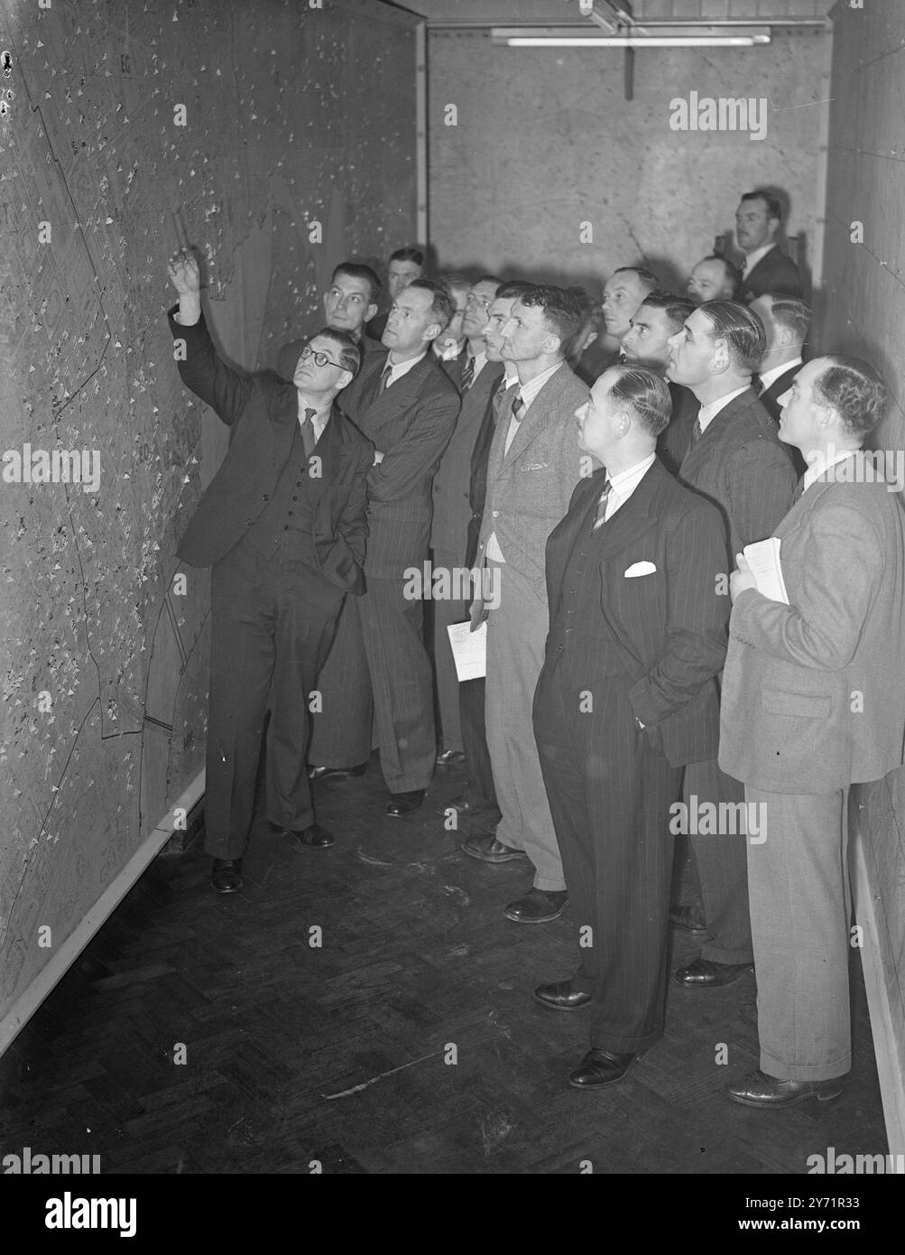 STUDENTI DELLA POLIZIA PROVINCIALE AL CORTILE DELLA SCOZIA. Un gruppo di 170 a 180 agenti di polizia delle forze di polizia provinciali è in visita a Londra per cinque giorni. Stanno frequentando il primo corso di sei mesi presso il nuovo college di polizia di Ryton-on Dunsmore, vicino Coventry. Hanno visitato Scotland Yard per vedere come funziona la polizia. LE IMMAGINI MOSTRANO:- Un gruppo di poliziotti provinciali che rappresentano le forze nel Lancashire , nello Yorkshire e a Durham, mostrando una caratteristica di una delle mappe del crimine nella Map Room di Scotland Yard , durante la loro visita il 18 ottobre 1948 Foto Stock