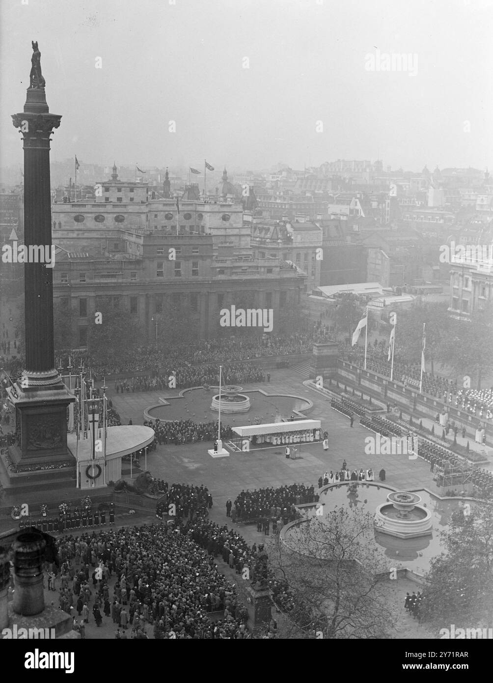 INAUGURATO IL TRAFALGAR DAY MEMORIAL A DUE AMMIRAGLI una cerimonia impressionante ebbe luogo a Trafalgar Square , Londra , quando il Duca di Gloucester svelò i busti commemorativi degli Ammiragli della flotta Lord Jellicoe e Lord Beatty . I leader dell' Impero , i membri dei servizi e le bande di massa hanno partecipato a questo spettacolo più attraente di Londra dalla guerra . IMMAGINI;- Una visione generale della scena in Trafalgar Square questa mattina dopo la cerimonia di inaugurazione . I busti commemorativi sono visibili sulla sinistra . 21 ottobre 1948 21 ottobre 1948 Foto Stock