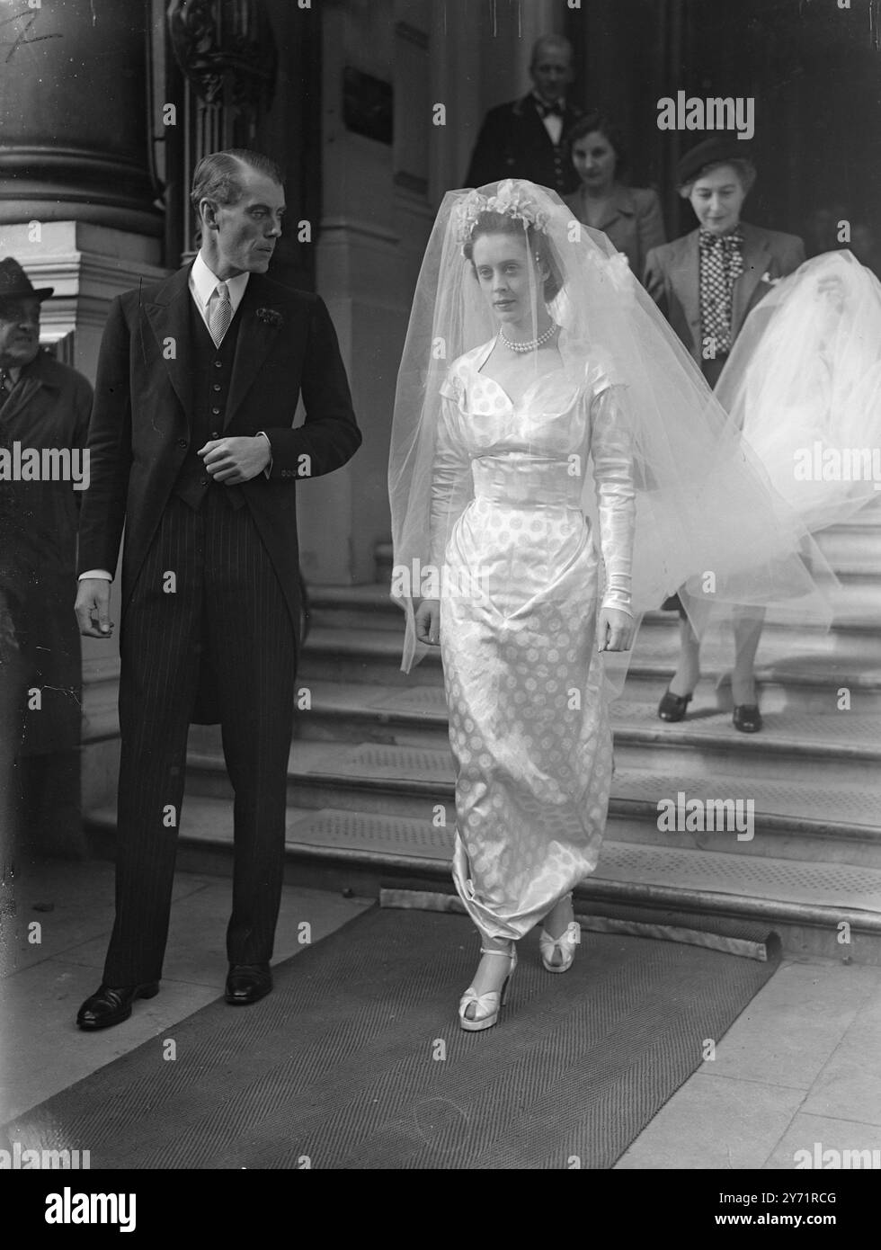 LA FAMIGLIA REALE AL RICEVIMENTO DI NOZZE dopo aver partecipato alla cerimonia di nozze di Lady Margaret Egerton e Mr. John Colville , i membri della famiglia reale hanno partecipato al ricevimento tenutosi a Londonderry House , Londra IMMAGINI: Lady Egerton - la sposa che lascia Hyde Park Hotel , 20 ottobre 1948 Foto Stock