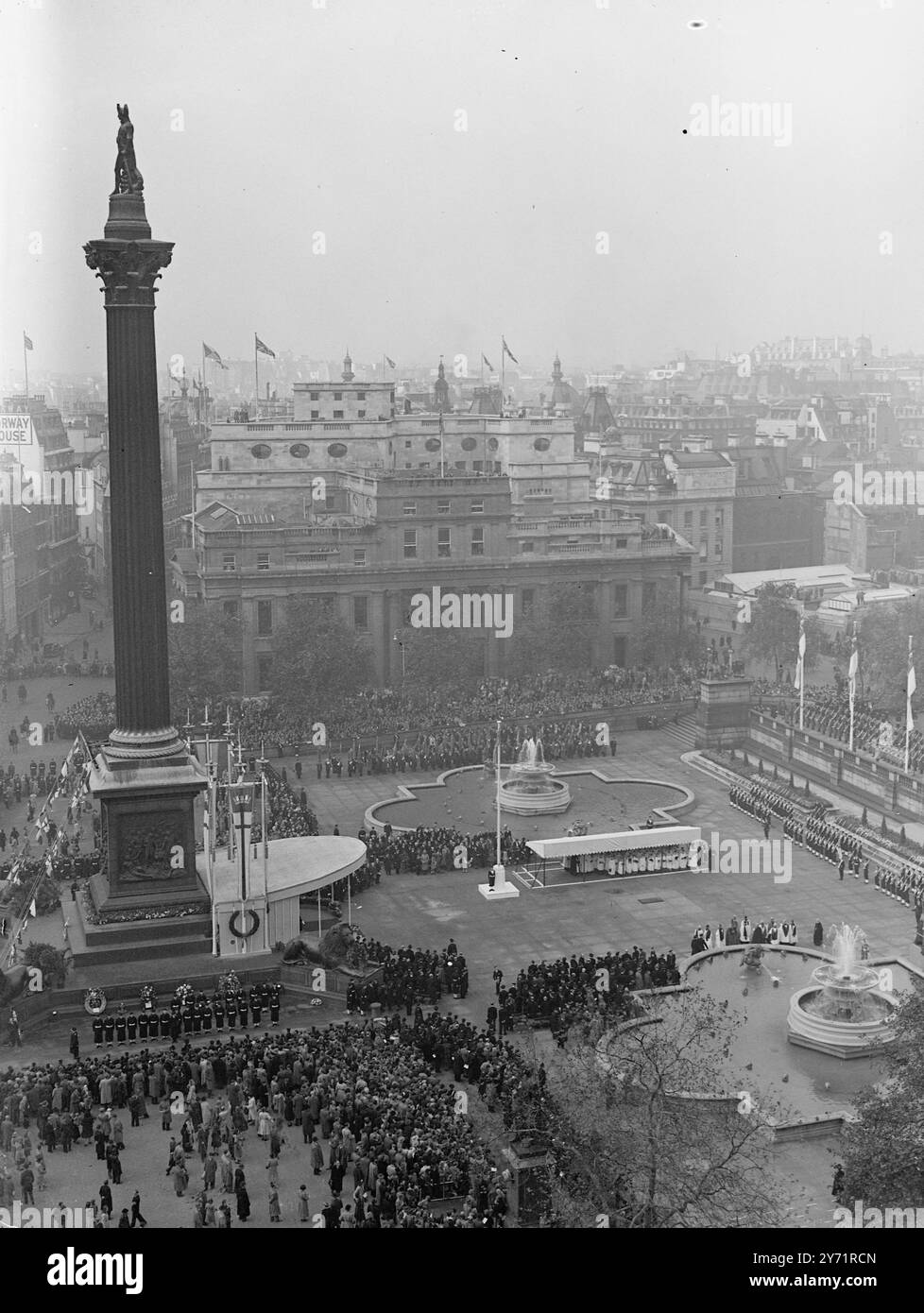INAUGURATO IL TRAFALGAR DAY MEMORIAL A DUE AMMIRAGLI una cerimonia impressionante ebbe luogo a Trafalgar Square , Londra , quando il Duca di Gloucester svelò i busti commemorativi degli Ammiragli della flotta Lord Jellicoe e Lord Beatty . I leader dell' Impero , i membri dei servizi e le bande di massa hanno partecipato a questo spettacolo più attraente di Londra dalla guerra . IMMAGINI;- Una visione generale della scena in Trafalgar Square questa mattina dopo la cerimonia di inaugurazione . I busti commemorativi sono visibili sulla sinistra . 21 ottobre 1948 21 ottobre 1948 Foto Stock
