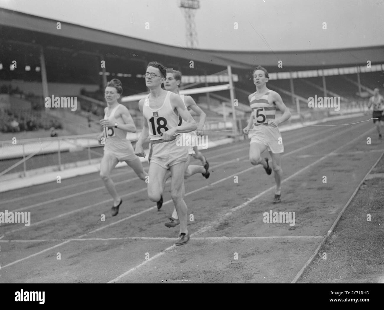 'Semifinale vince' JS Petty (St Modans AC), vince la semifinale da 880 yard di PL Richards (Seaford College), con W Newbitt (Doncaster LNER) terzo, ai Campionati Amateur Atheletic Junior della città Bianca questo pomeriggio. 10 luglio 1948 Foto Stock