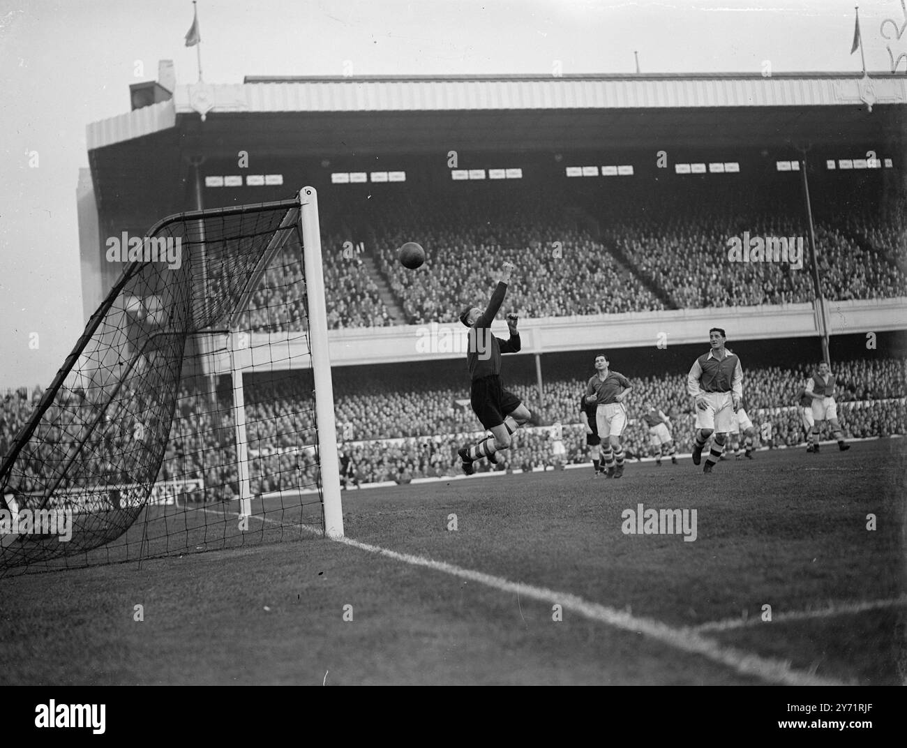 ARSENAL V EVERTON È UN OBIETTIVO! SAGAR , portiere dell'Everton , battuto da un colpo di ROPER, Arsenal, fuori destra, durante la partita all'Highbury Stadium . 23 ottobre 1948 Foto Stock