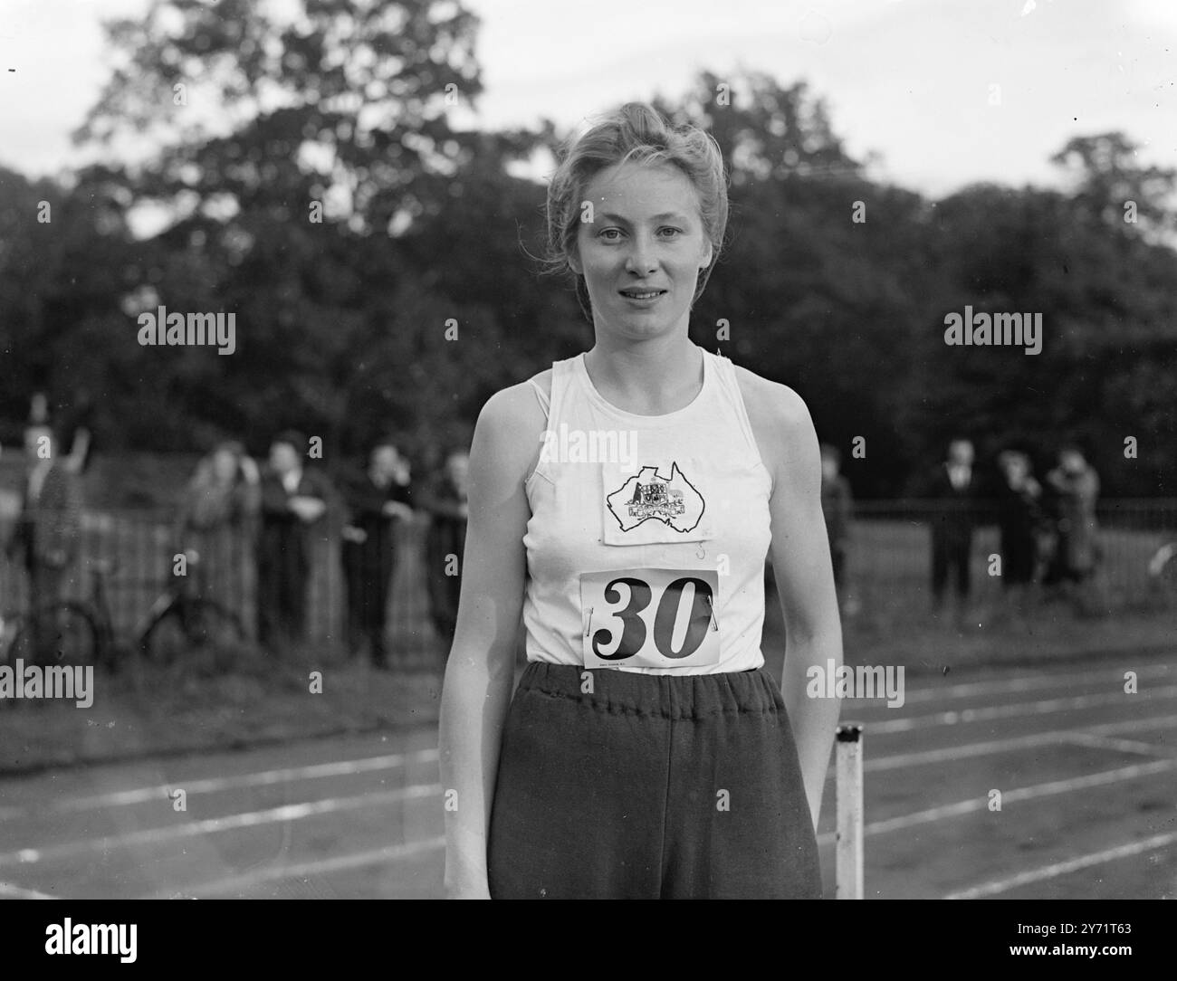 La "migliore bionda australiana", alta e di 22 anni, Shirley Strickland di Perth, Australia, è classificata al primo posto nella squadra olimpica australiana. Considerata la runner donna più veloce del mondo, Shirley è una studiosa e un'atleta. Si aspetta che faccia grandi linee quando corre alle Olimpiadi, contro persone come la britannica Maureen Gardner di Oxford e la detentrice del record mondiale di ostacoli dell'Olanda, Fanny Blankers-Koen. Immagini : Un recente ritratto di Shirley Strickland, atleta olimpica australiana. 20 luglio 1948 Foto Stock