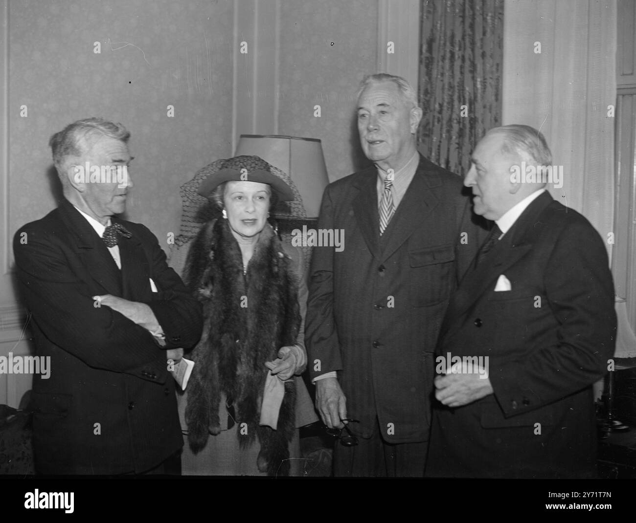 Il colonnello McCormick a Glasgow nella foto (da sinistra a destra) a Glasgow è il signor Tom Johnston, la signora McCormick, il colonnello McCormick e Sir Hector McNeil, Lord Provost di Glasgow. 16 luglio 1948 Foto Stock