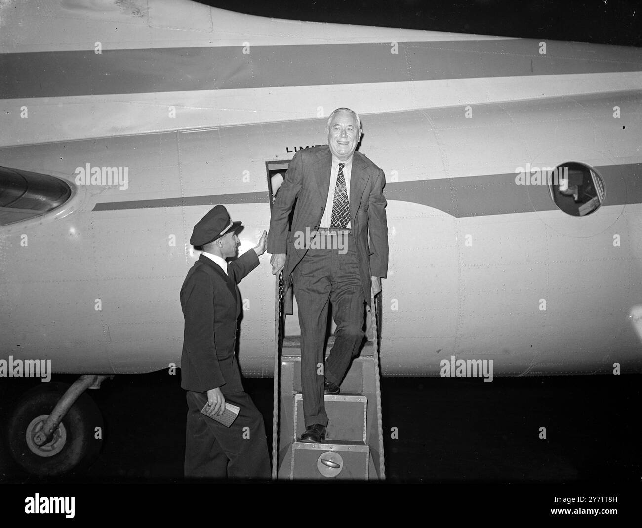 Il colonnello vola sul colonnello Robert McCormick, il milionario proprietario del Chicago Tribune, è arrivato oggi all'aeroporto di Prestwick, in Scozia, in visita di una settimana alle isole britanniche. Il colonnello, con il suo gruppo, volò l'Atlantico con il suo bombardiere Flying Fortress che è stato trasformato in un lussuoso volo di ritorno. Immagini : il colonnello Robert McCormick atterra dalla sua Flying Fortress all'aeroporto di Prestwick, in Scozia, all'inizio di oggi. Foto Stock