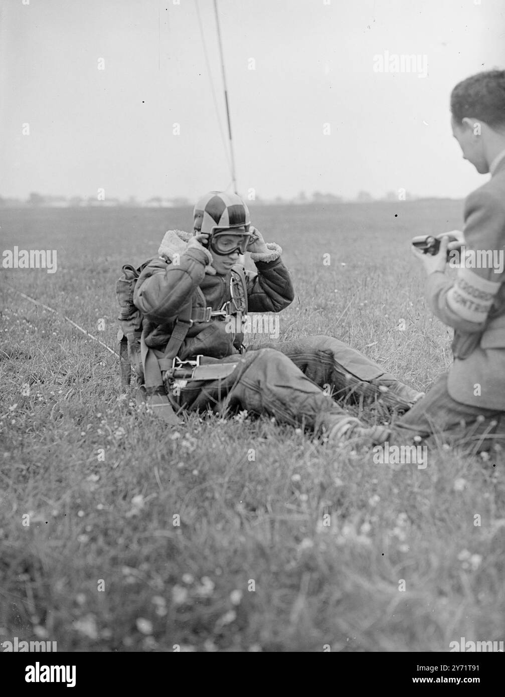 "Gatwick Air Pageant" il sipario si è alzato sul "Daily Express Air Pageant" oggi a Gatwick, con molti tipi di aerei britannici che hanno partecipato a questa spettacolare esposizione. Le tattiche di difesa a terra contro gli aerei a basso volo furono dimostrate dal RAF Regiment, e vi fu una parata dei nuovi baby Aircraft. Immagini: "In attesa della collezione" Michael Cain mette i suoi schermi per gli occhi dritti mentre aspetta di essere prelevato da terra da una macchina Stinson Reliant che è stata utilizzata negli Stati Uniti per ritirare la posta. Questo era uno degli eventi del programma di oggi pomeriggio del Gatwick ai Foto Stock