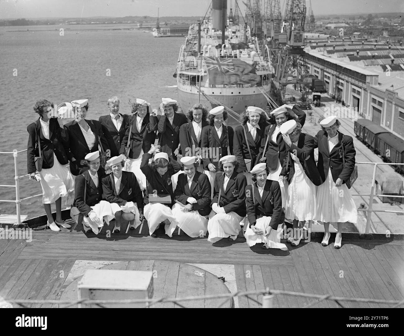 "Maple Leafs Blow in" - le ragazze olimpiche canadesi arrivano dal Canada a bordo della Cunard White Star Liner "Aquitania", a Southampton, queste componenti della squadra olimpica canadese fanno un'immagine intelligente con i loro cappelli bianchi e i blazer uniformi, su uno sfondo nautico sulla nave. Da sinistra a destra - donna Gilmore, di Vancouver; Kay McNamee, di Vancouver; Doreen Dredge, di Saskatoon; e Irene strong di Vancouver. 22 luglio 1948 Foto Stock