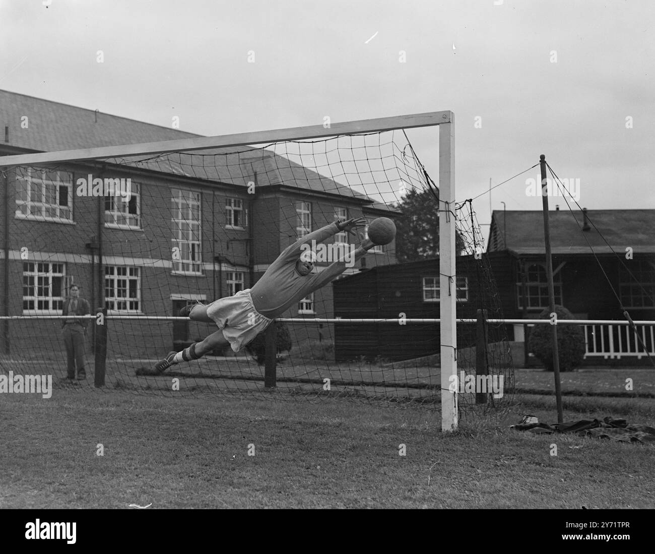 Teha Imman, il portiere egiziano della squadra olimpica egiziana, si sta allenando al campo olimpico di Uxbridge per le Olimpiadi di agosto. L'immagine mostra: "Action Station" - Teha Imman, il portiere egiziano salta per salvare un colpo durante le prove al campo olimpico di Uxbridge. 18 luglio 1948 Foto Stock