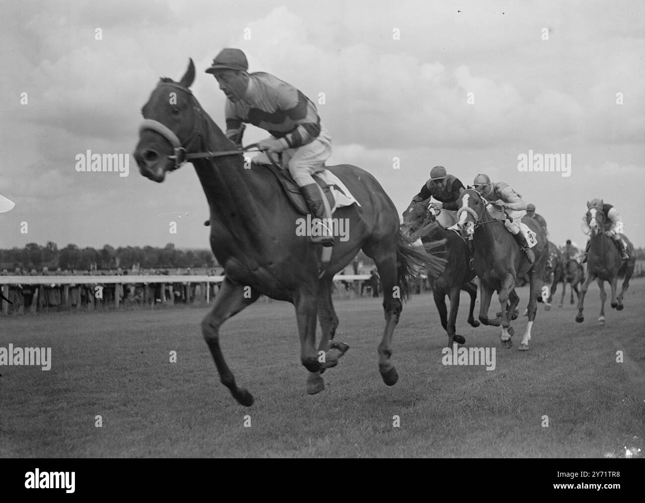 Makarpura vince - grande Kingston a Sandown H.H. il Maharaja di Makarpura di Baroda (c.. Smirke Up) vince il 63° Great Kingston Two Years Old Plate, dall'ammiratore del signor M Freedman (n.9 Marshall Up) che è stato secondo, e la signora AJ Redman's Star Lady, (n.16 Lister Up), a Sandown Park. 16 luglio 1948 Foto Stock