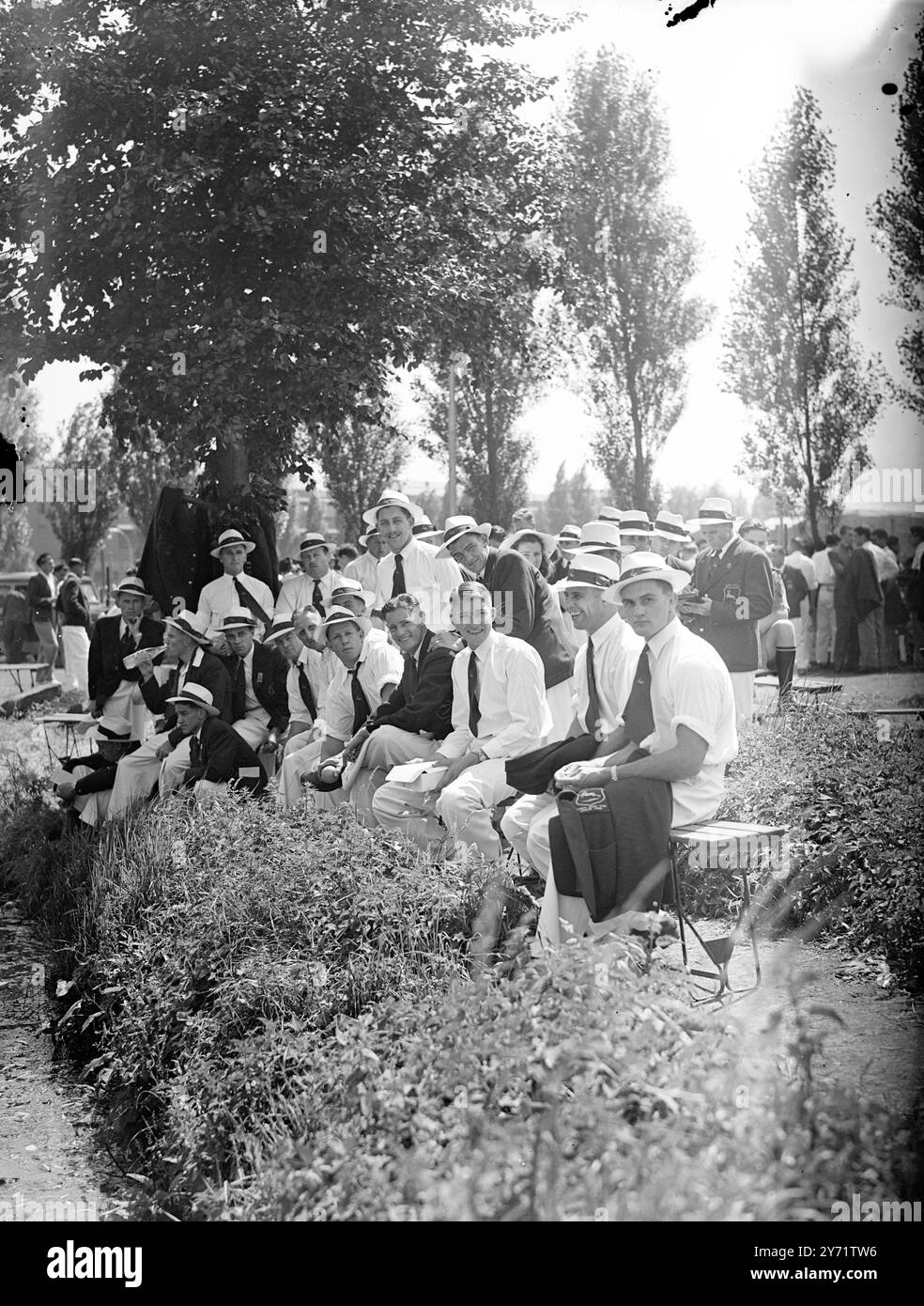 "In attesa" i membri della squadra olimpica sudafricana si riposano nella loro area di riunione prima dell'apertura delle XIV Olimpiadi, da parte del Re questo pomeriggio. 29 luglio 1948 Foto Stock