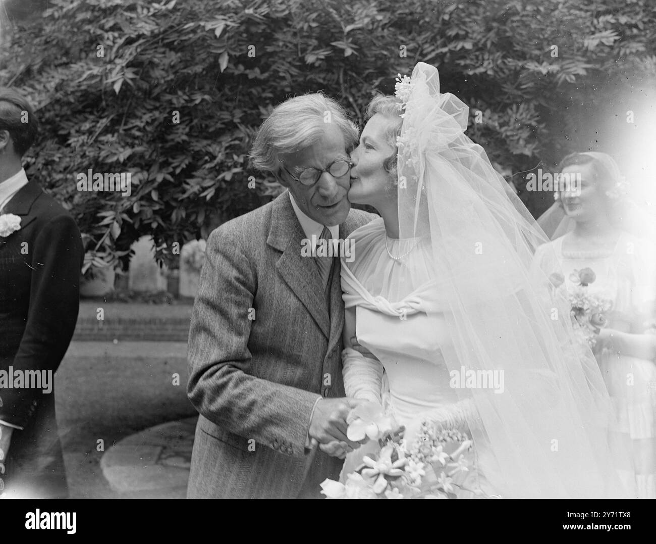 Il figlio del romanziere si sposa. Ex Lieut RNVR Michael Burton Spring, figlio del romanziere Howard Spring, è stato sposato con Jean Gilchrist, alla Savoy Chapel di Londra, dopo un'amicizia iniziata quando erano insieme a Oxford. Dopo la luna di miele, il signor Spring andrà a Glasgow come apprendista editore. Le immagini mostrano: "Un nuovo capitolo" - la famosa scrittrice Howard Spring riceve un bacio sulla guancia dalla sua nuora, dopo il suo matrimonio con suo figlio oggi. 24 luglio 1948 Foto Stock