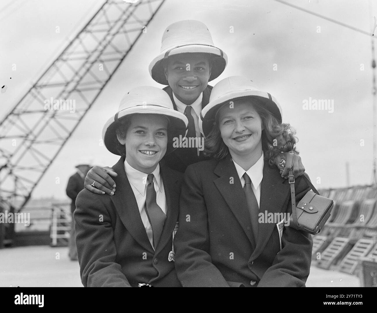 "Bermuda Belles" - arrivo per i Giochi Olimpici. Arrivando da New York, a Southampton, a bordo della Cunard White Star Queen Elizabeth, si trova da sinistra a destra: Phyllis Lightburn, Phyllis Edness, con un casco solare e Mrs WF Hayward. Le ragazze gareggeranno per le Bermuda nei 100 e 200 metri, ( Phyllis Edness) e nel salto lungo (Miss Lightburn). La signora Hayward e' una chaperone. 21 luglio 1948 Foto Stock